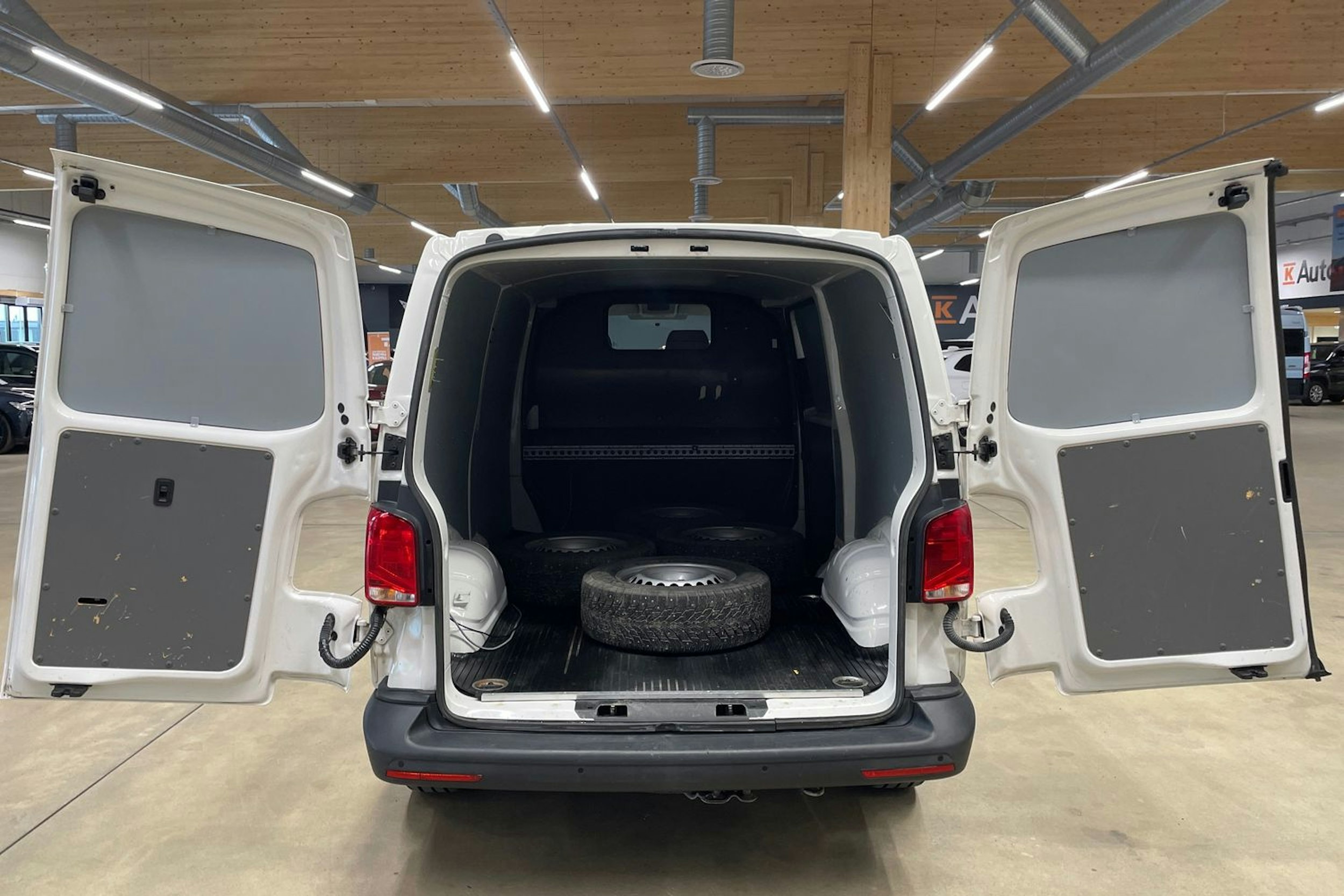 valkoinen Volkswagen Transporter 2020 kuva 16.