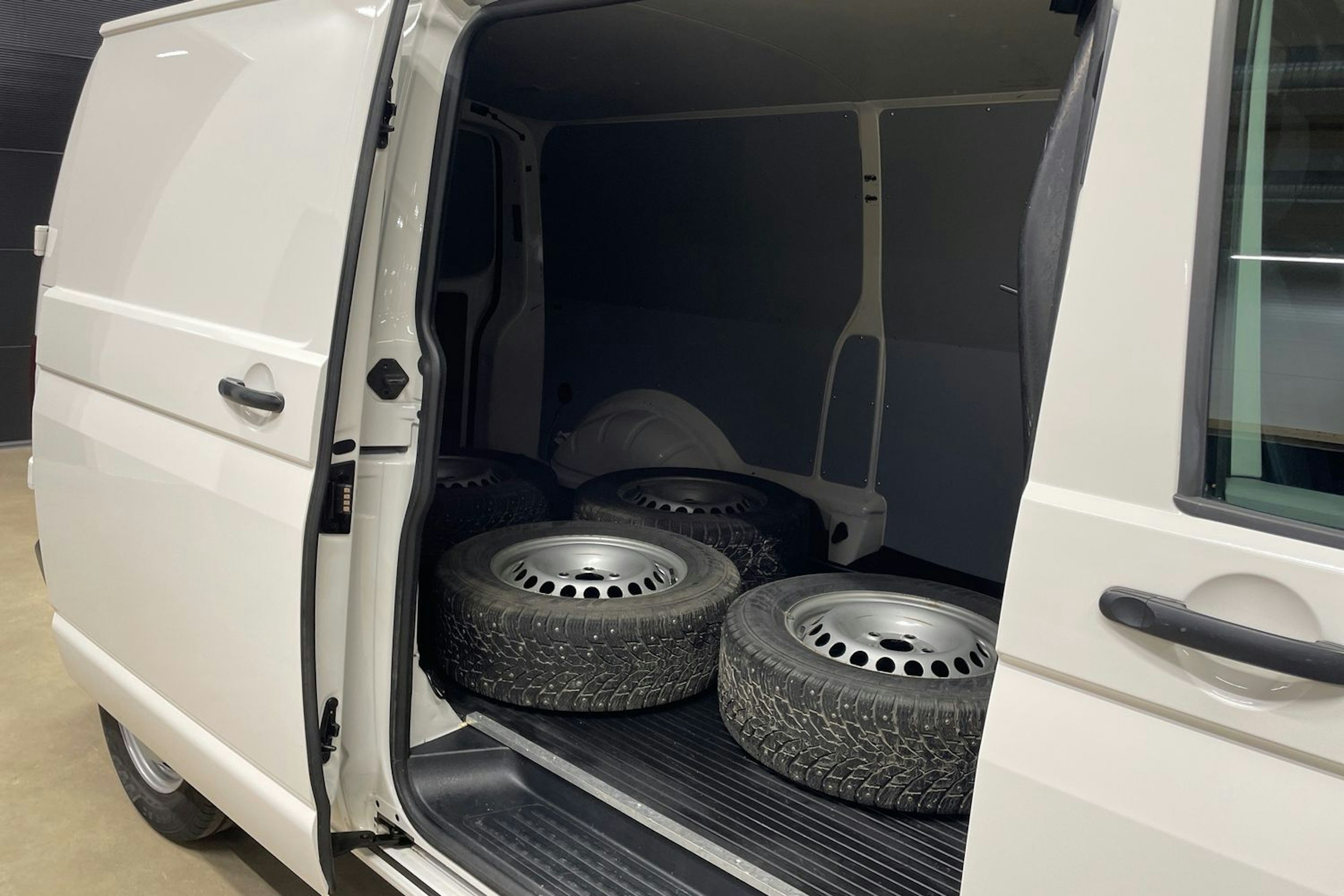 valkoinen Volkswagen Transporter 2020 kuva 18.