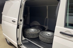 valkoinen Volkswagen Transporter 2020 kuva 18.