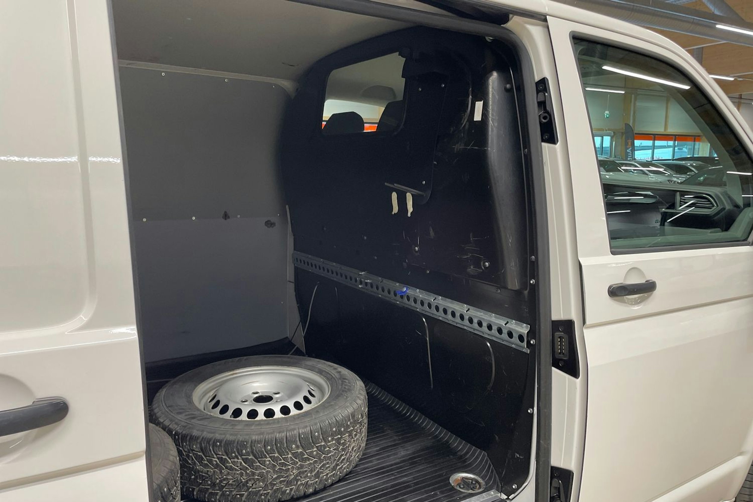 valkoinen Volkswagen Transporter 2020 kuva 19.