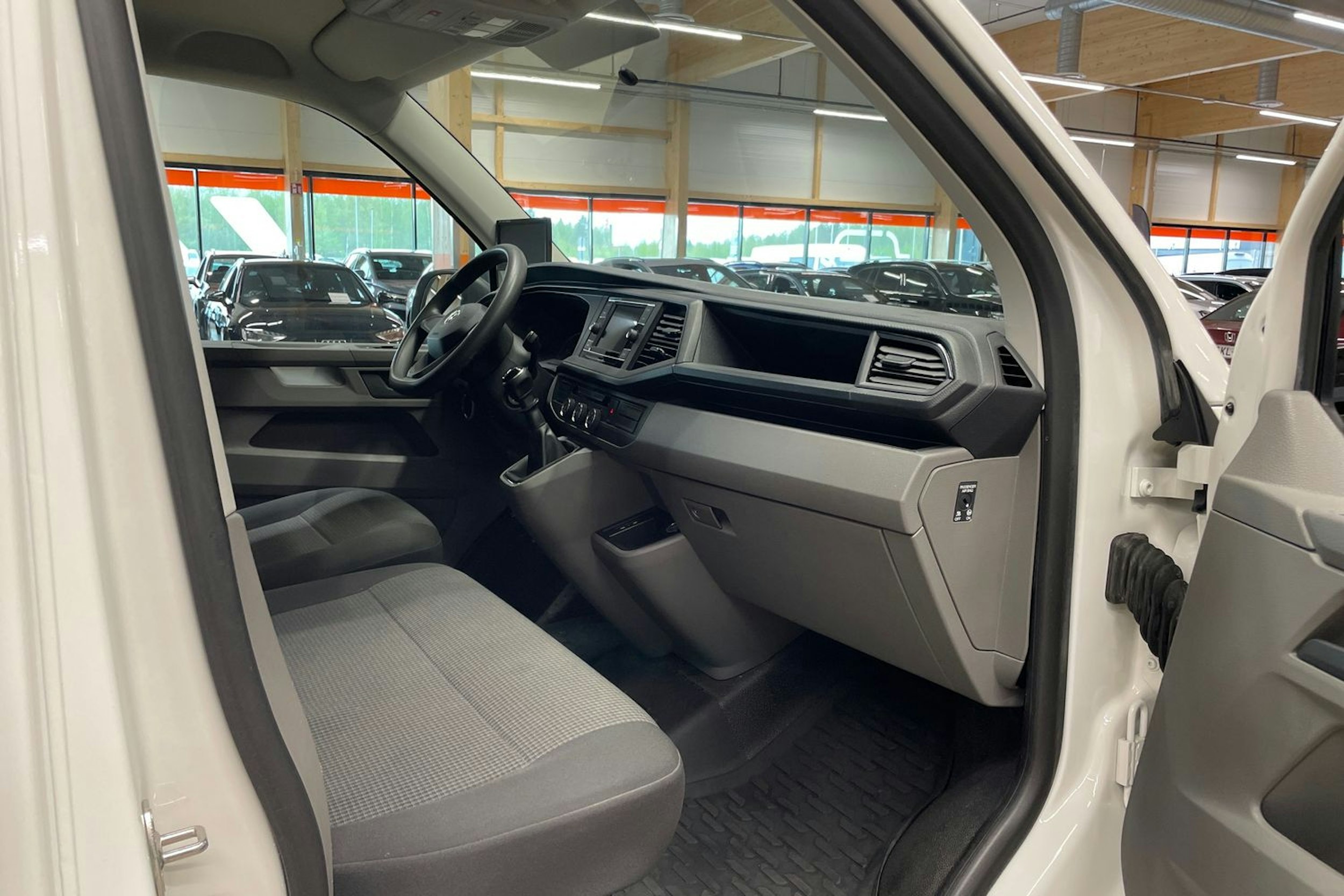 valkoinen Volkswagen Transporter 2020 kuva 20.