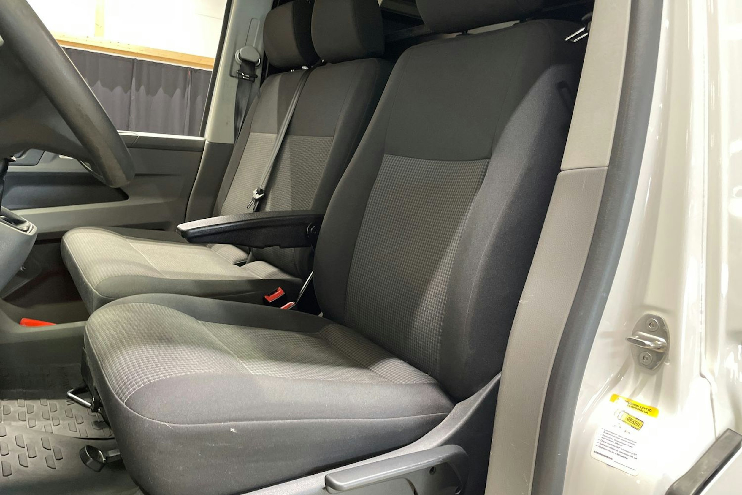 valkoinen Volkswagen Transporter 2020 kuva 22.