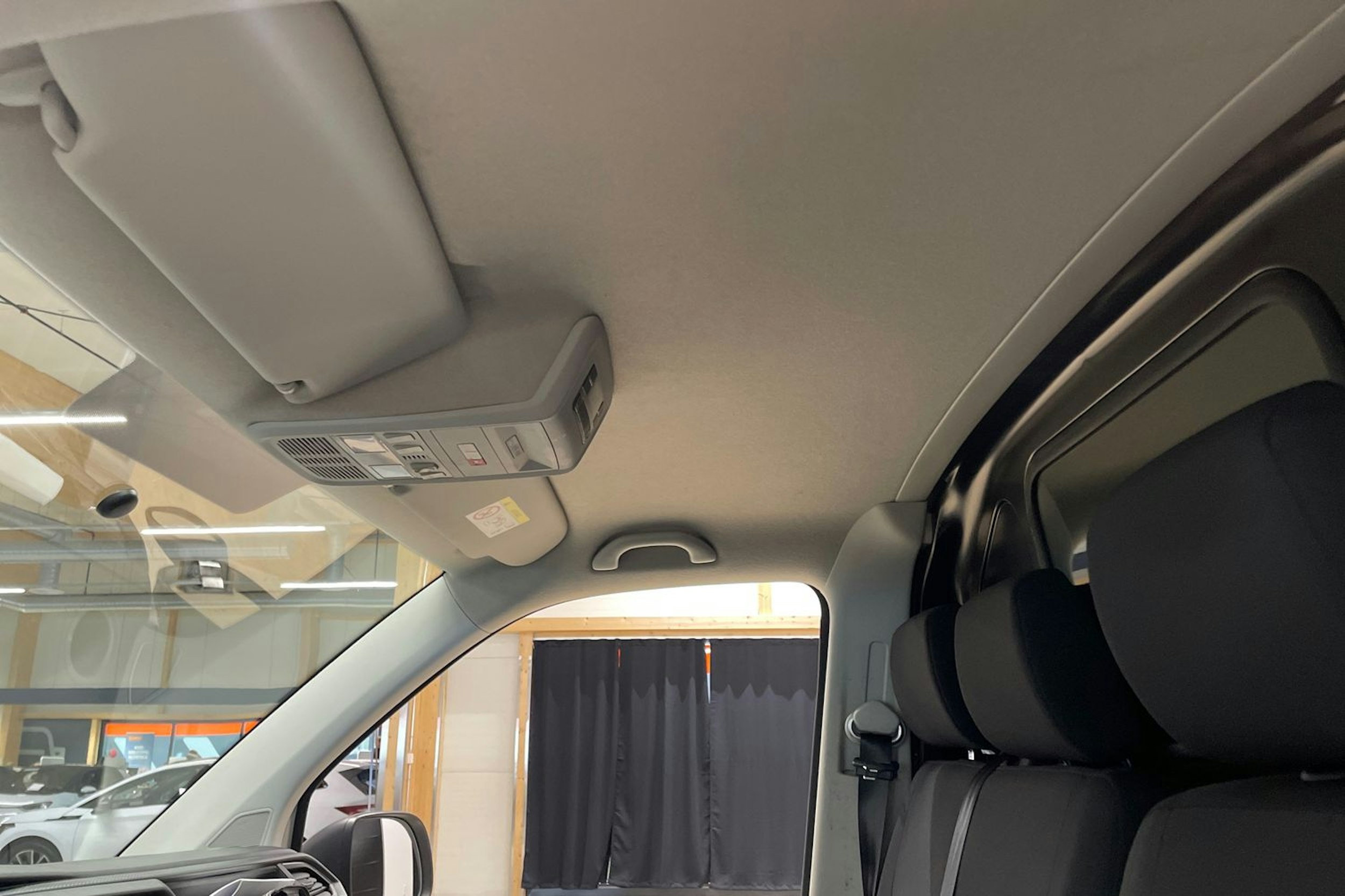 valkoinen Volkswagen Transporter 2020 kuva 23.