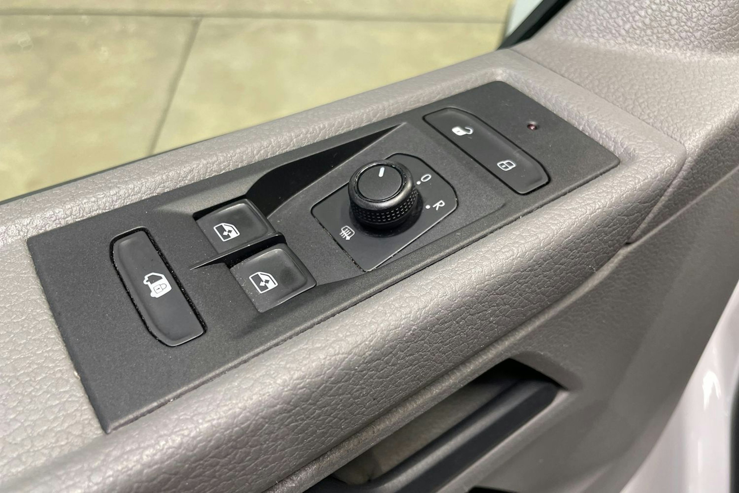 valkoinen Volkswagen Transporter 2020 kuva 24.