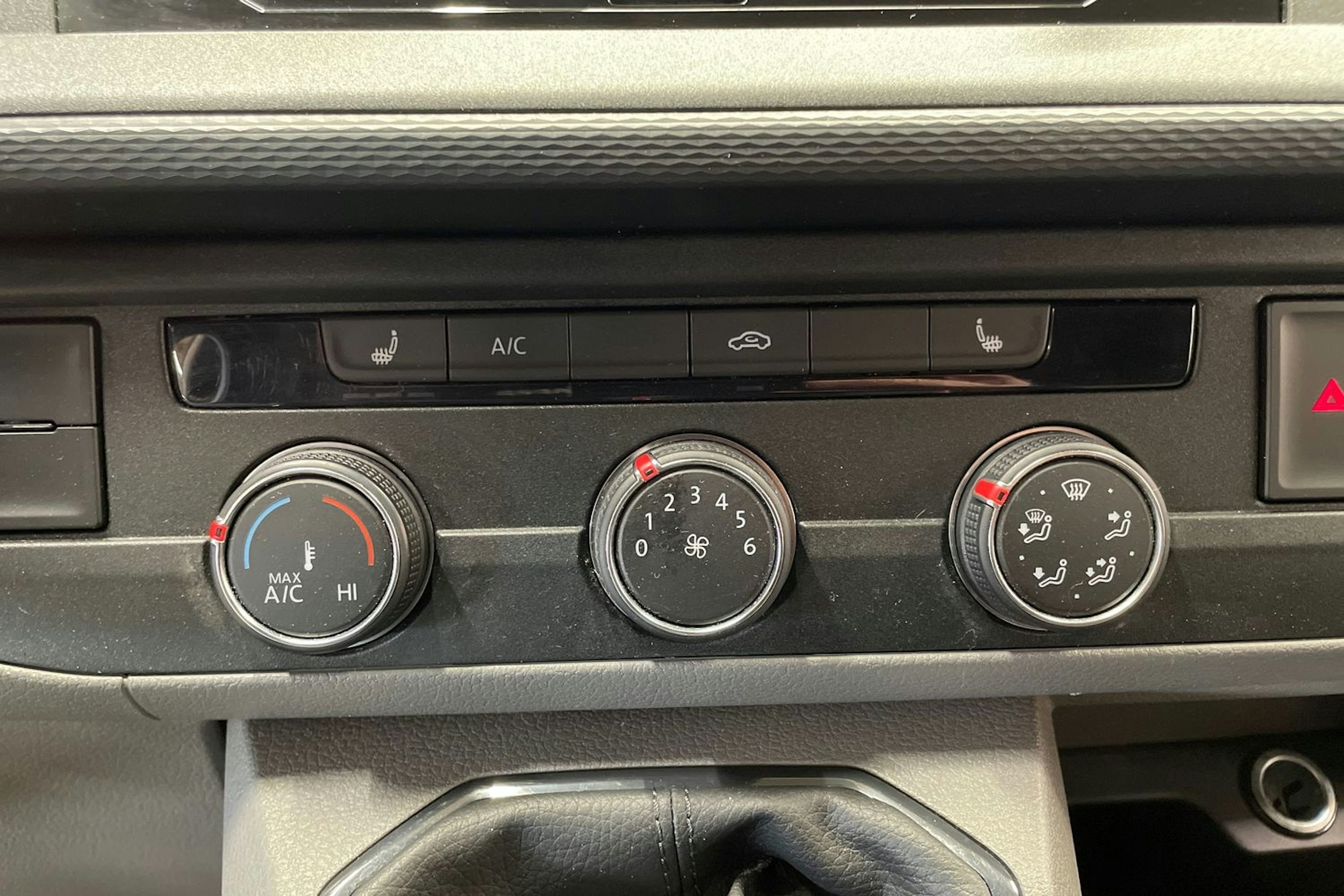 valkoinen Volkswagen Transporter 2020 kuva 26.