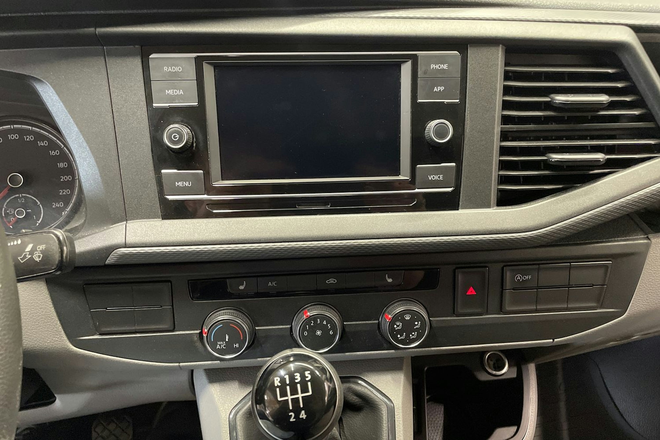 valkoinen Volkswagen Transporter 2020 kuva 33.