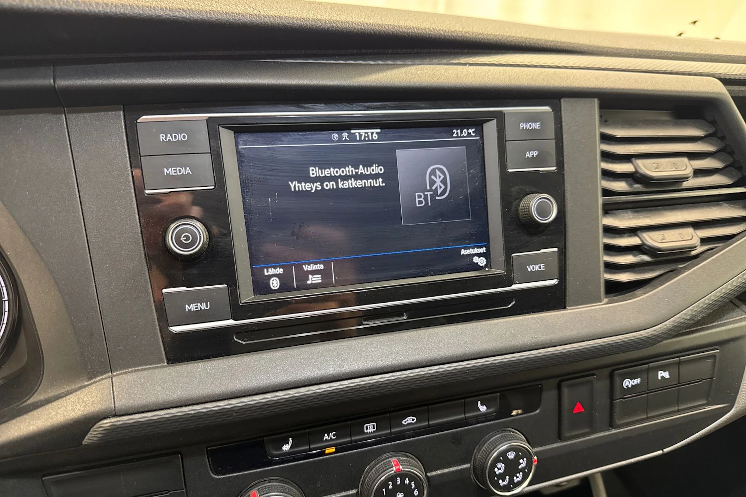 valkoinen Volkswagen Transporter 2020 kuva 10.