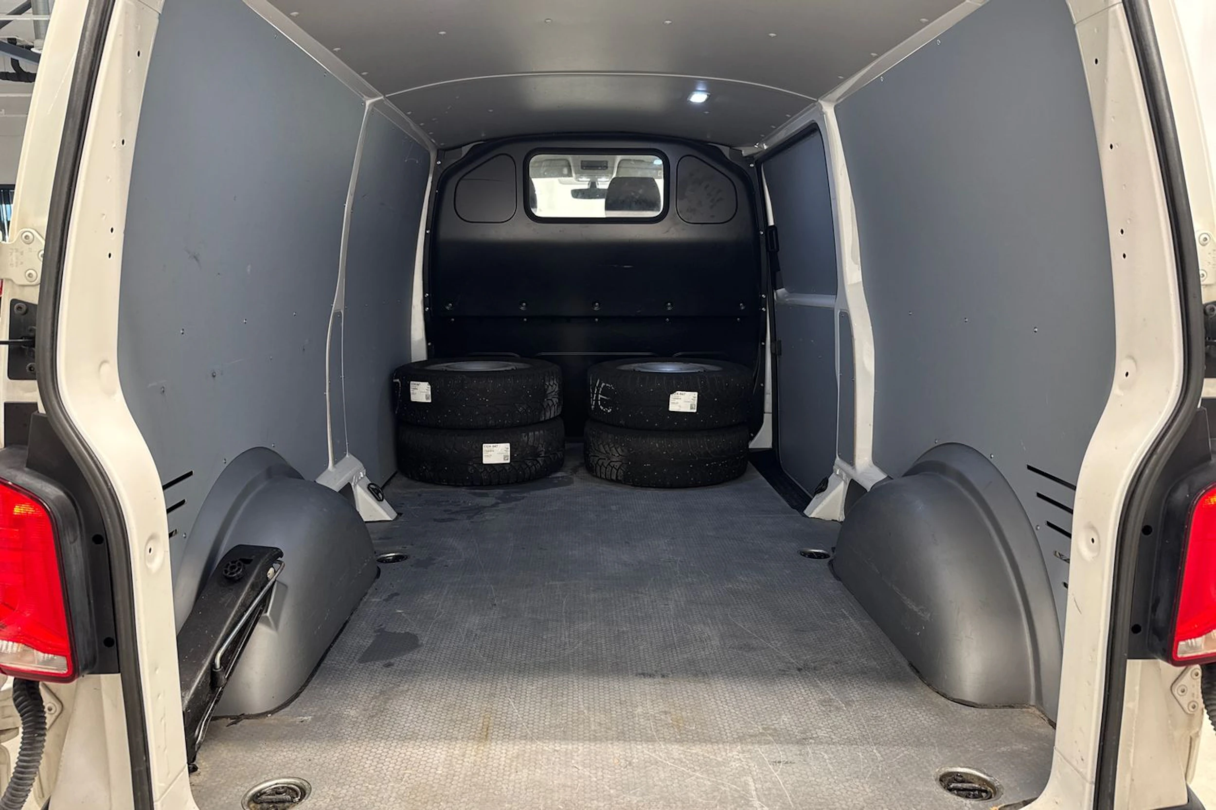 valkoinen Volkswagen Transporter 2020 kuva 14.