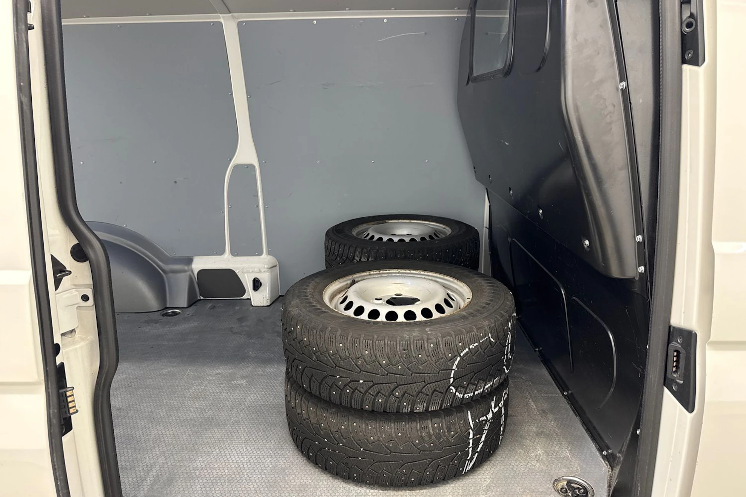 valkoinen Volkswagen Transporter 2020 kuva 15.