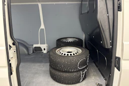 valkoinen Volkswagen Transporter 2020 kuva 15.