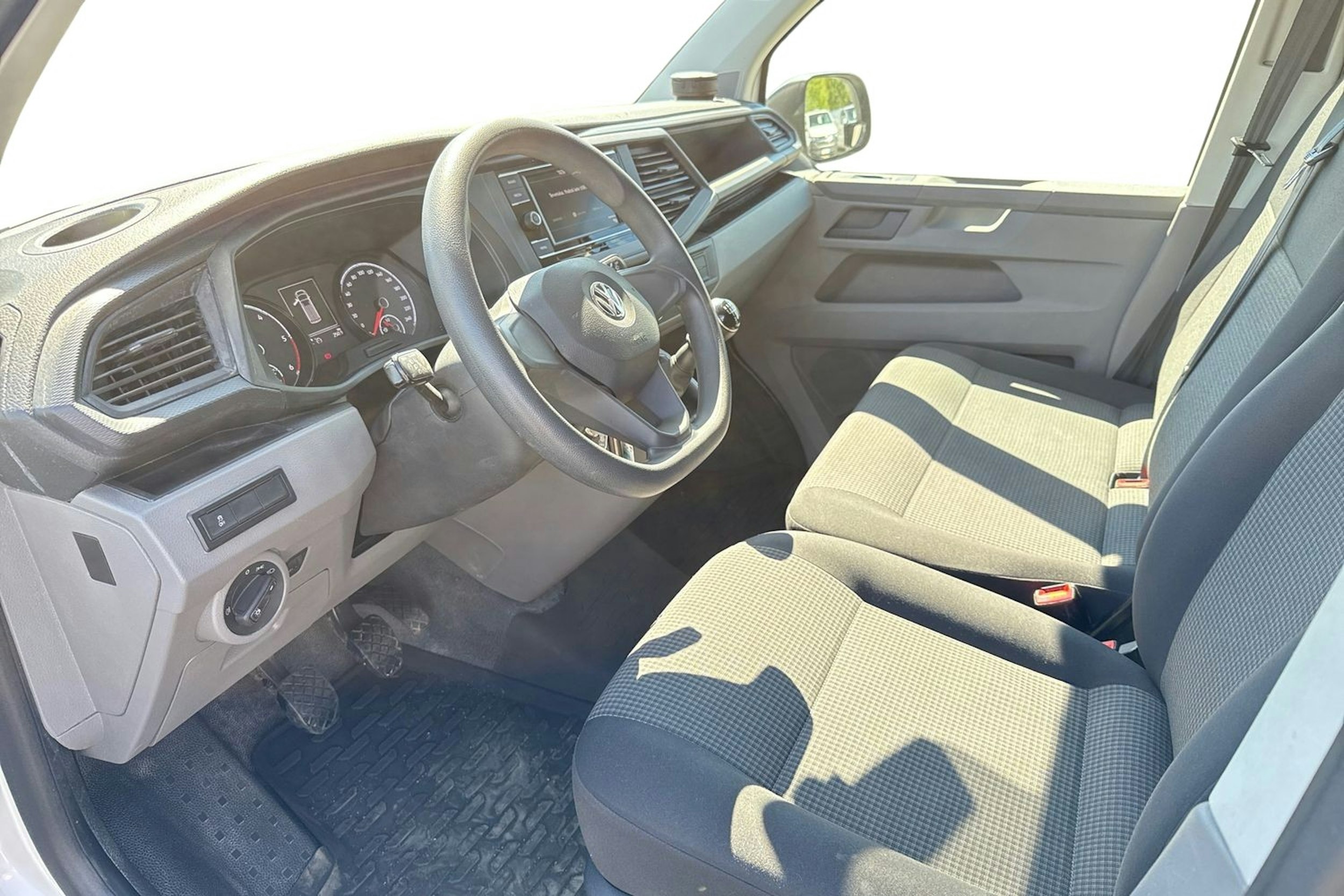valkoinen Volkswagen Transporter 2020 kuva 3.