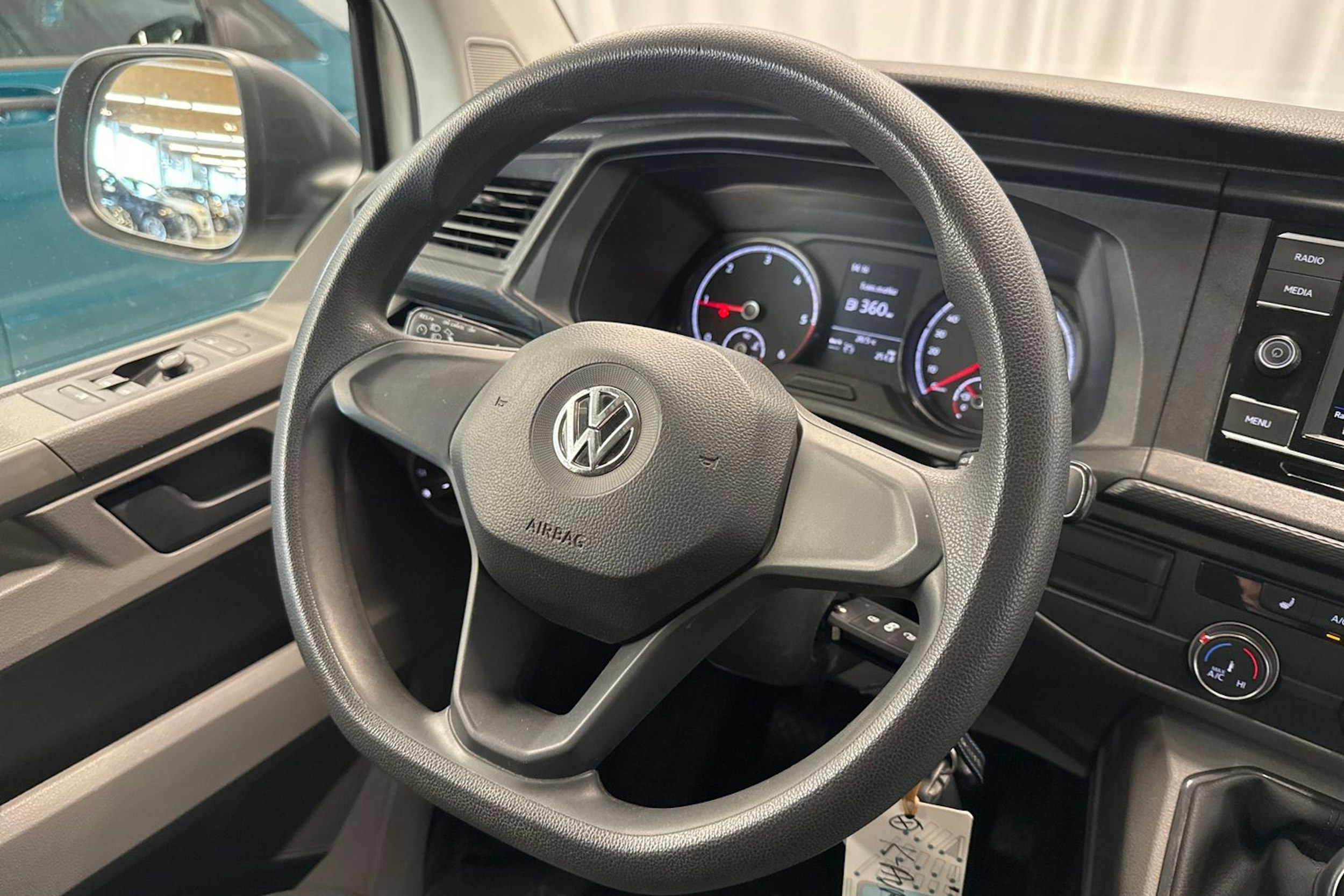 valkoinen Volkswagen Transporter 2020 kuva 13.