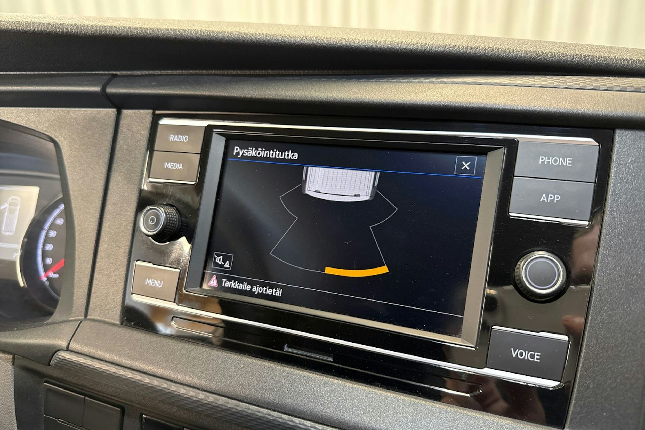 valkoinen Volkswagen Transporter 2020 kuva 18.