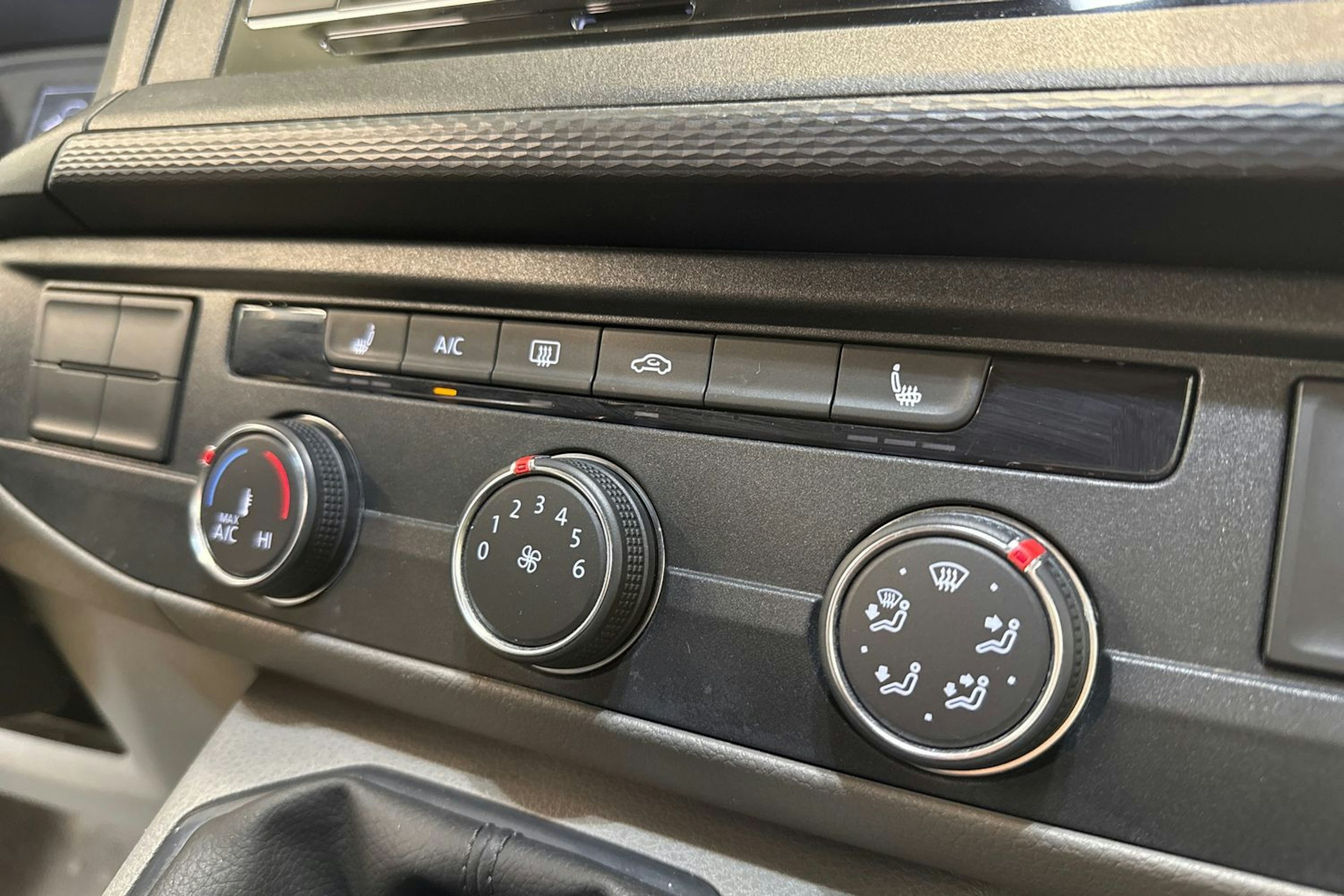 valkoinen Volkswagen Transporter 2020 kuva 21.
