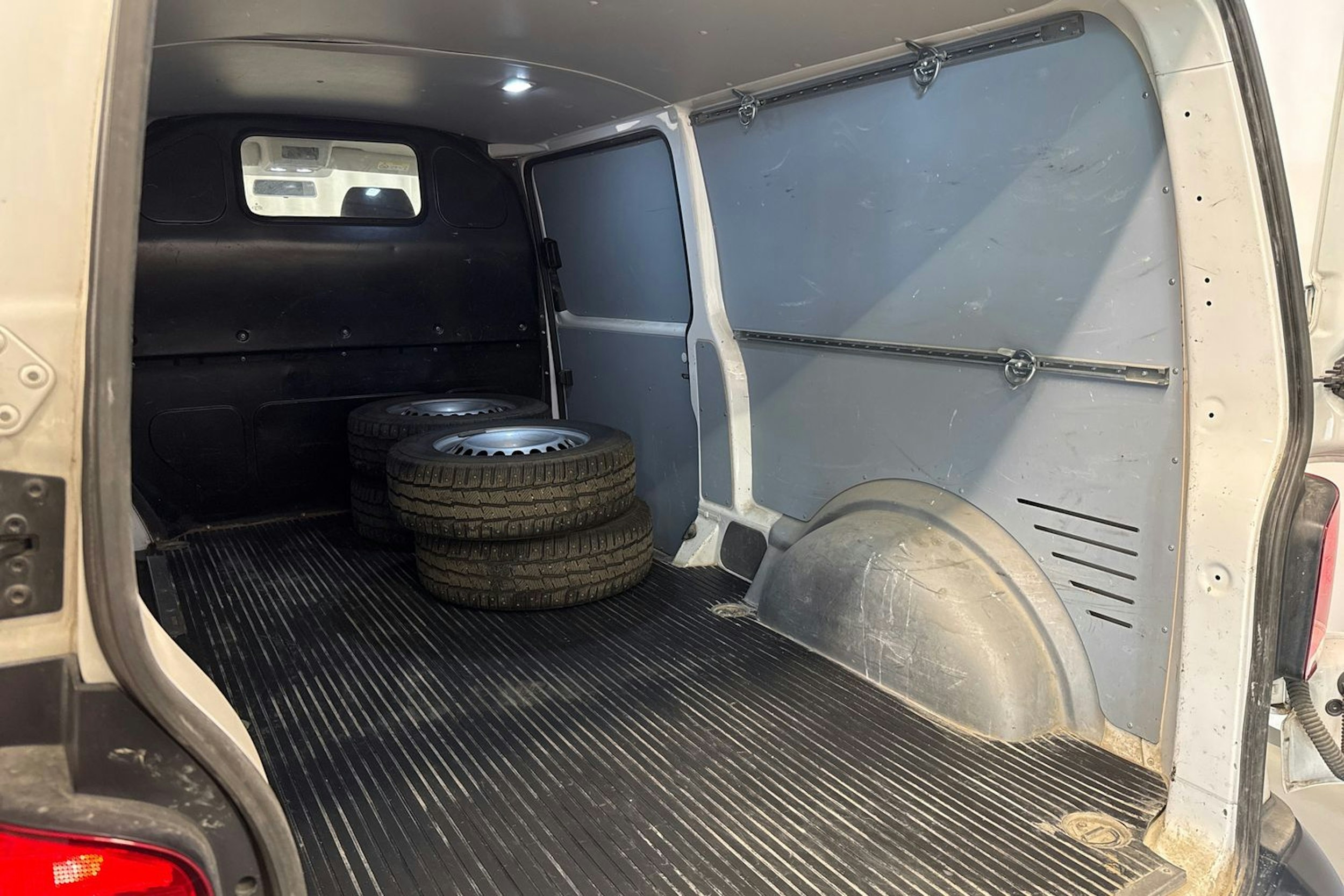 valkoinen Volkswagen Transporter 2020 kuva 23.