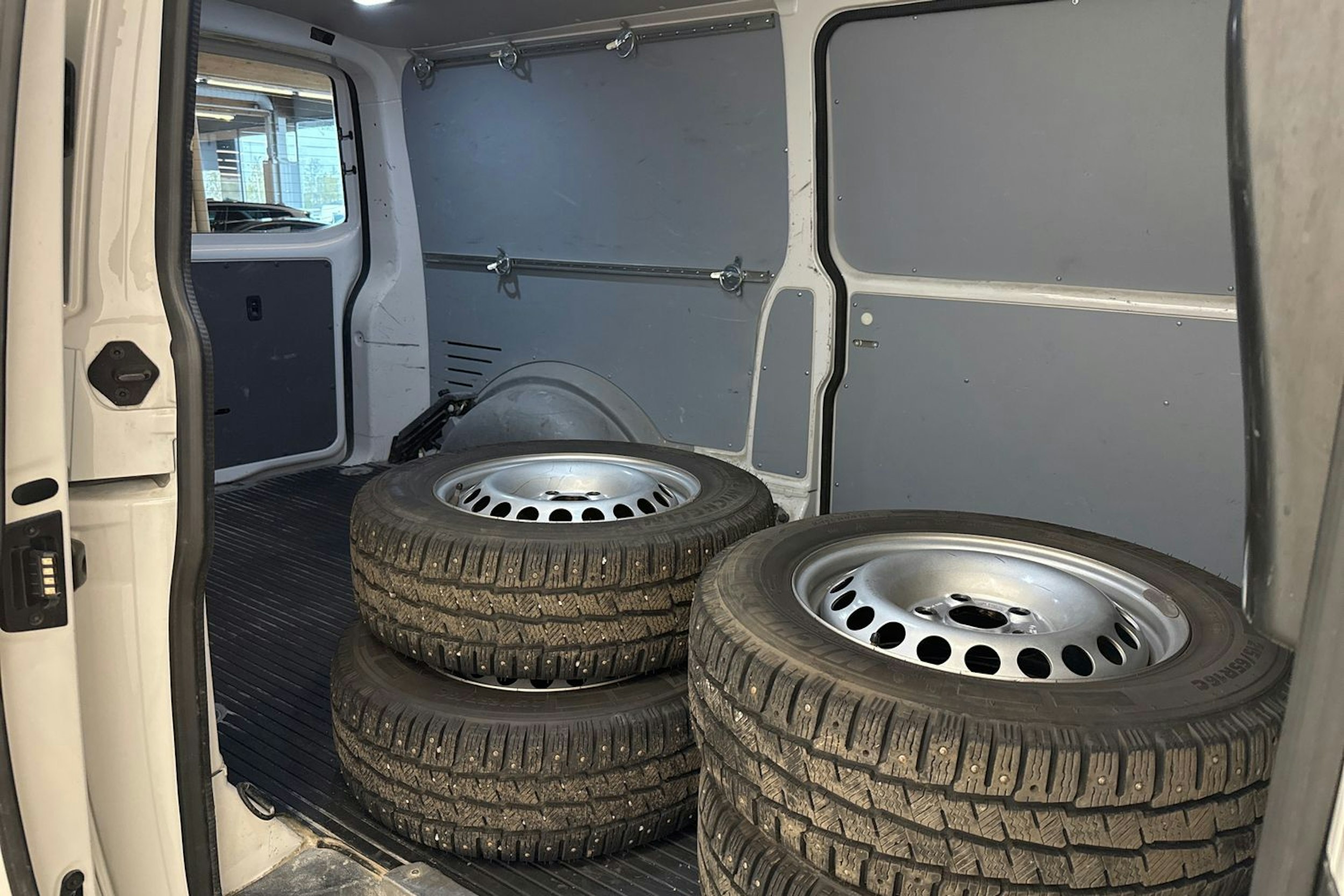 valkoinen Volkswagen Transporter 2020 kuva 25.