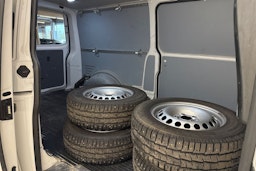 valkoinen Volkswagen Transporter 2020 kuva 25.