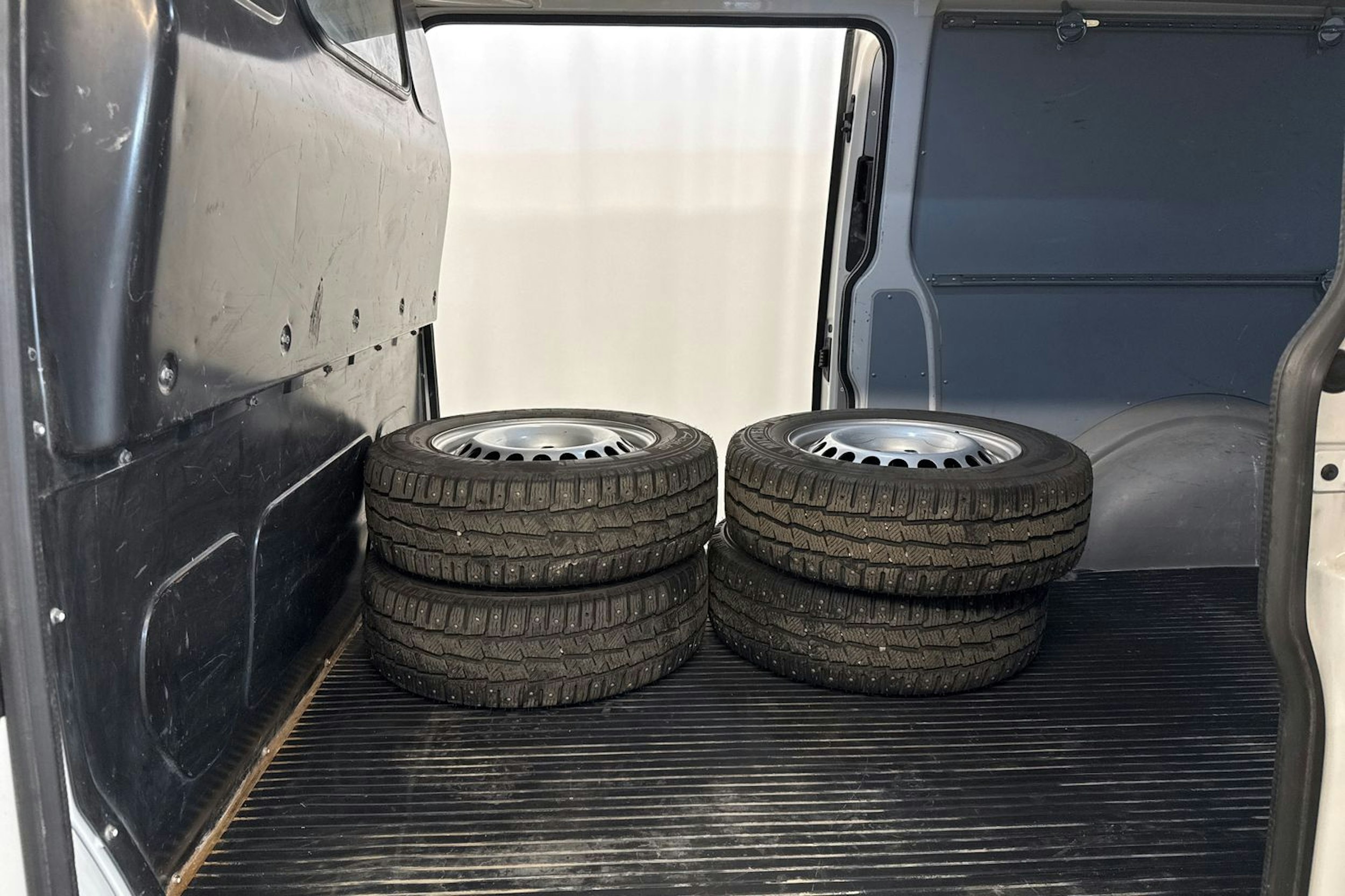 valkoinen Volkswagen Transporter 2020 kuva 26.