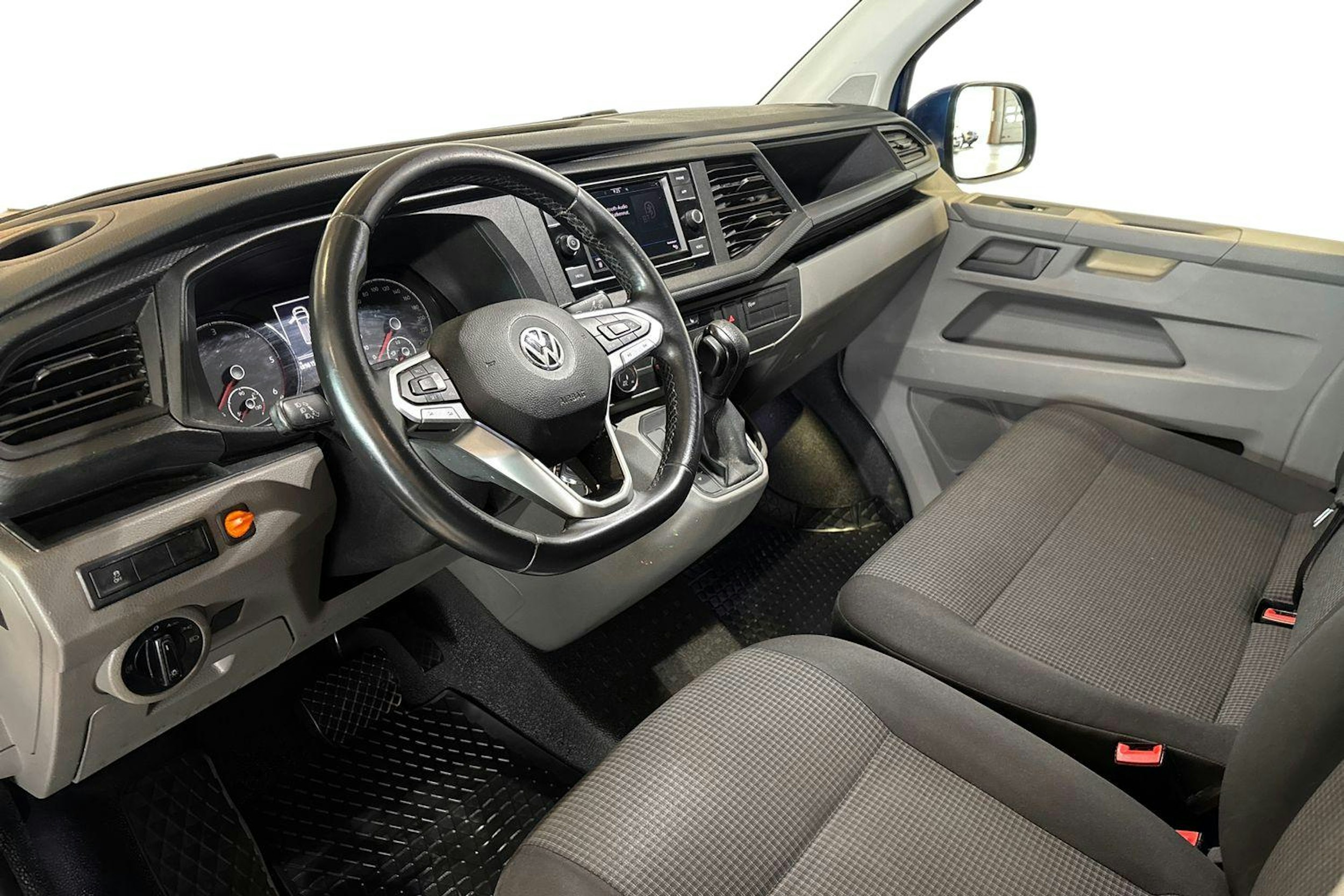 Sininen Volkswagen TRANSPORTER 2020 kuva 8.