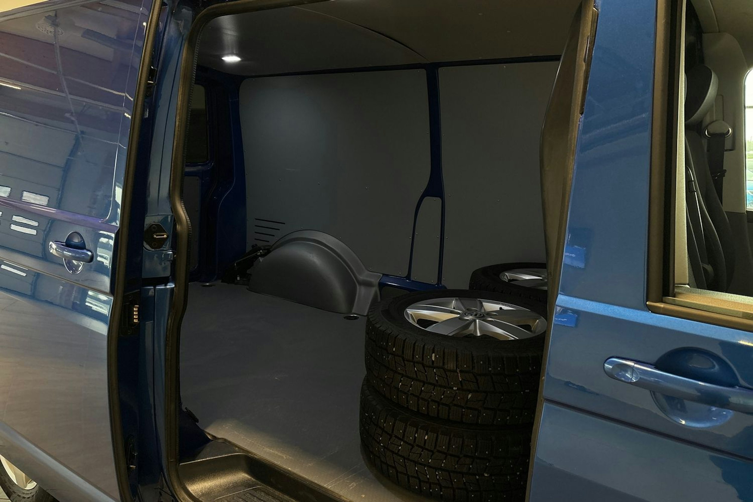 Sininen Volkswagen TRANSPORTER 2020 kuva 12.