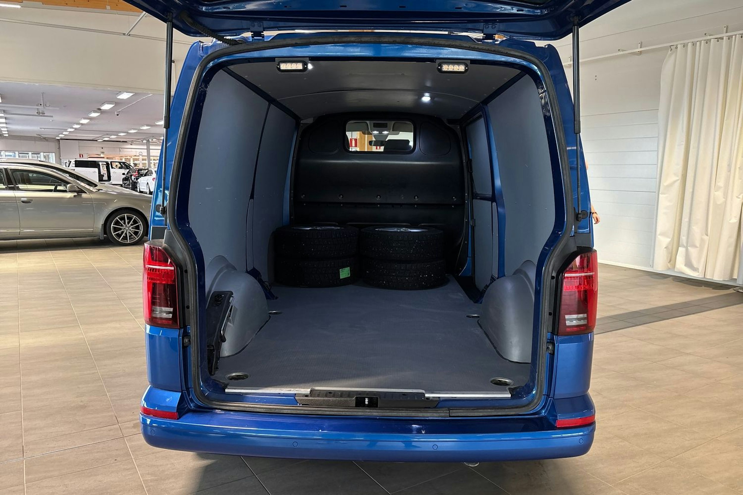 Sininen Volkswagen TRANSPORTER 2020 kuva 14.