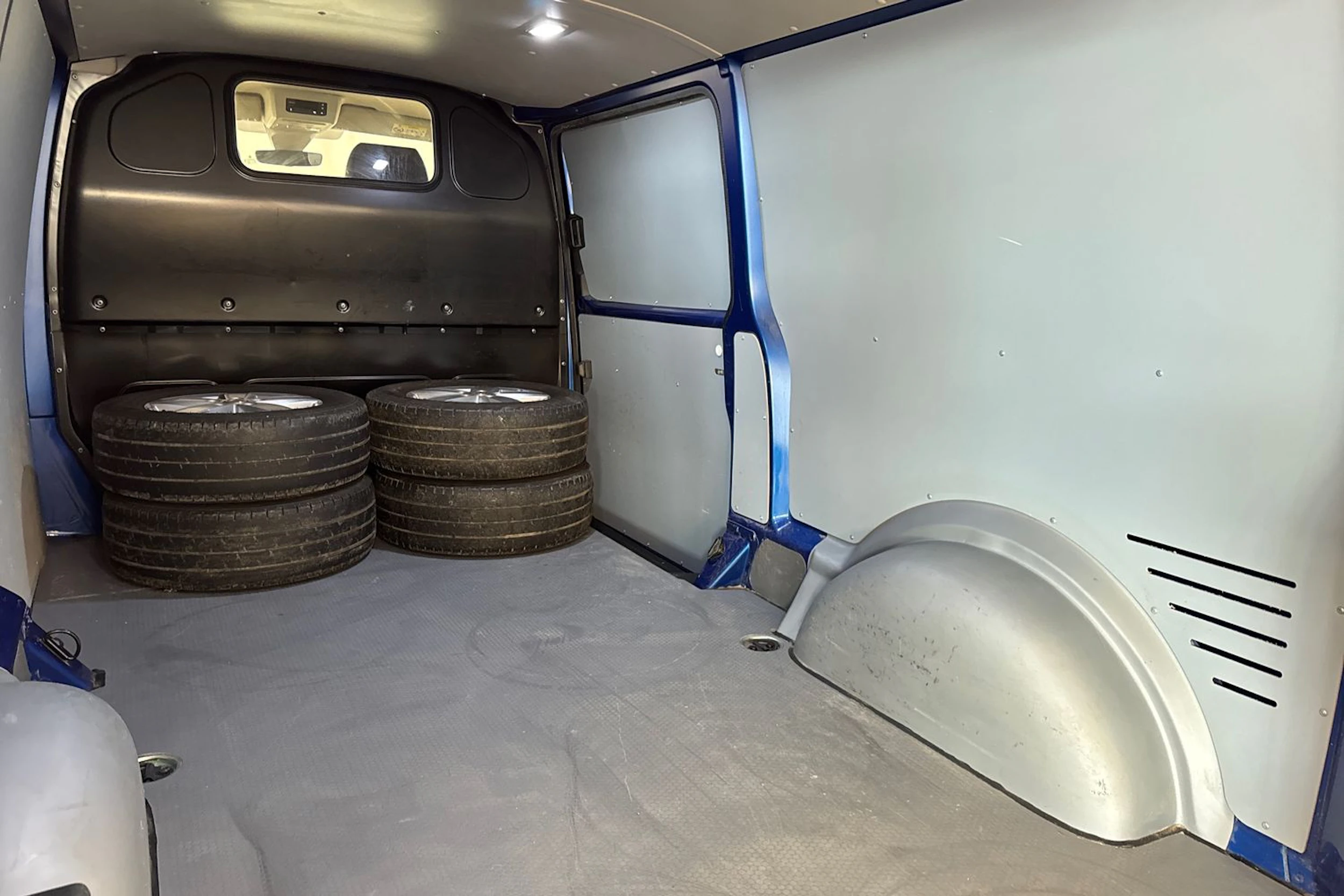 Sininen Volkswagen TRANSPORTER 2020 kuva 25.