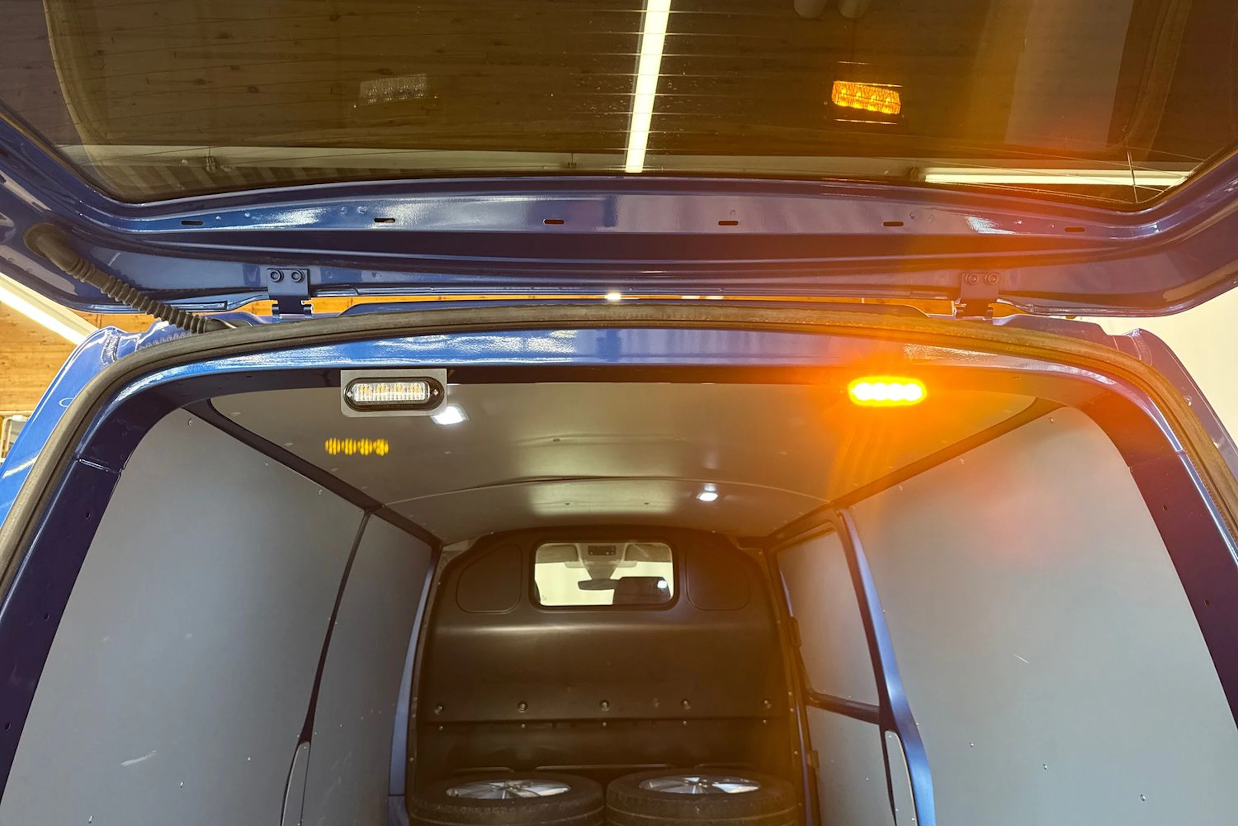 Sininen Volkswagen TRANSPORTER 2020 kuva 26.