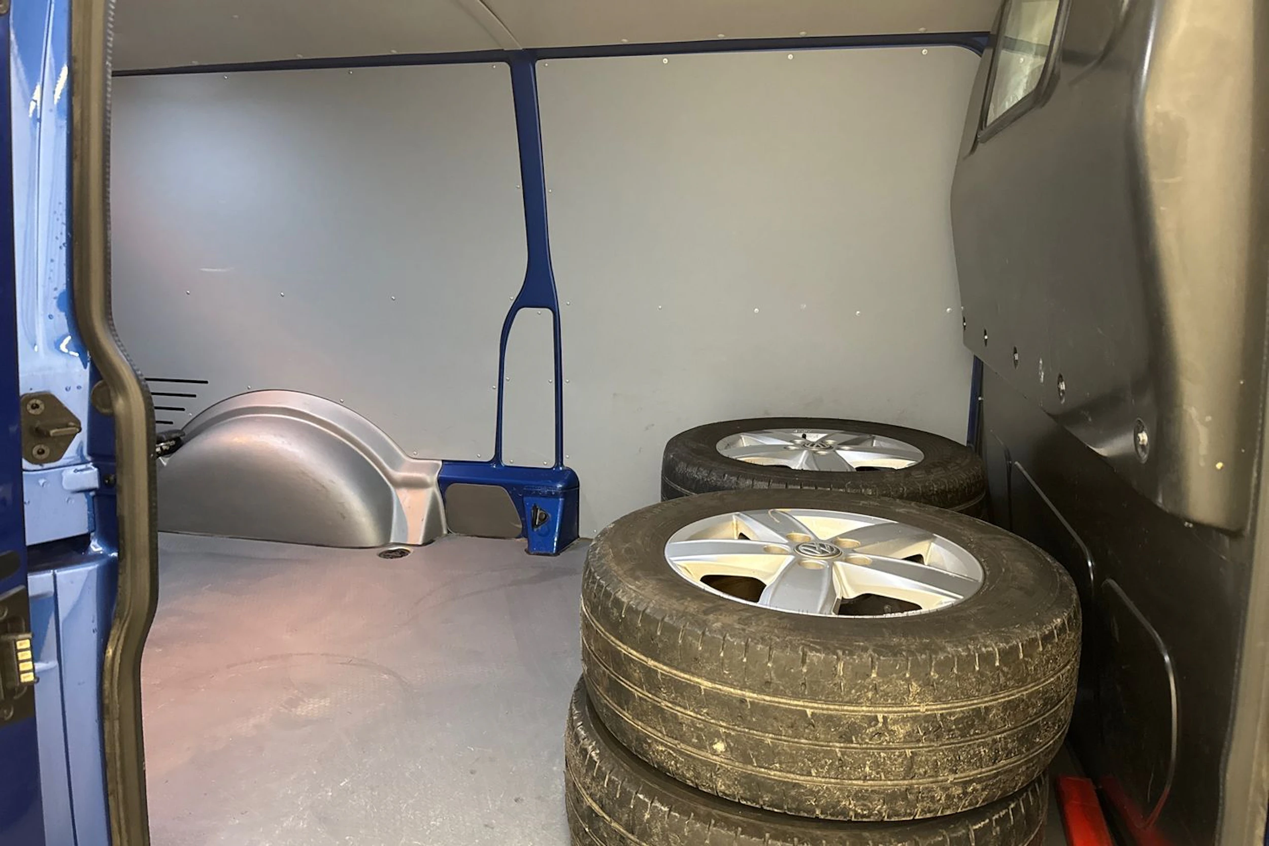 Sininen Volkswagen TRANSPORTER 2020 kuva 27.