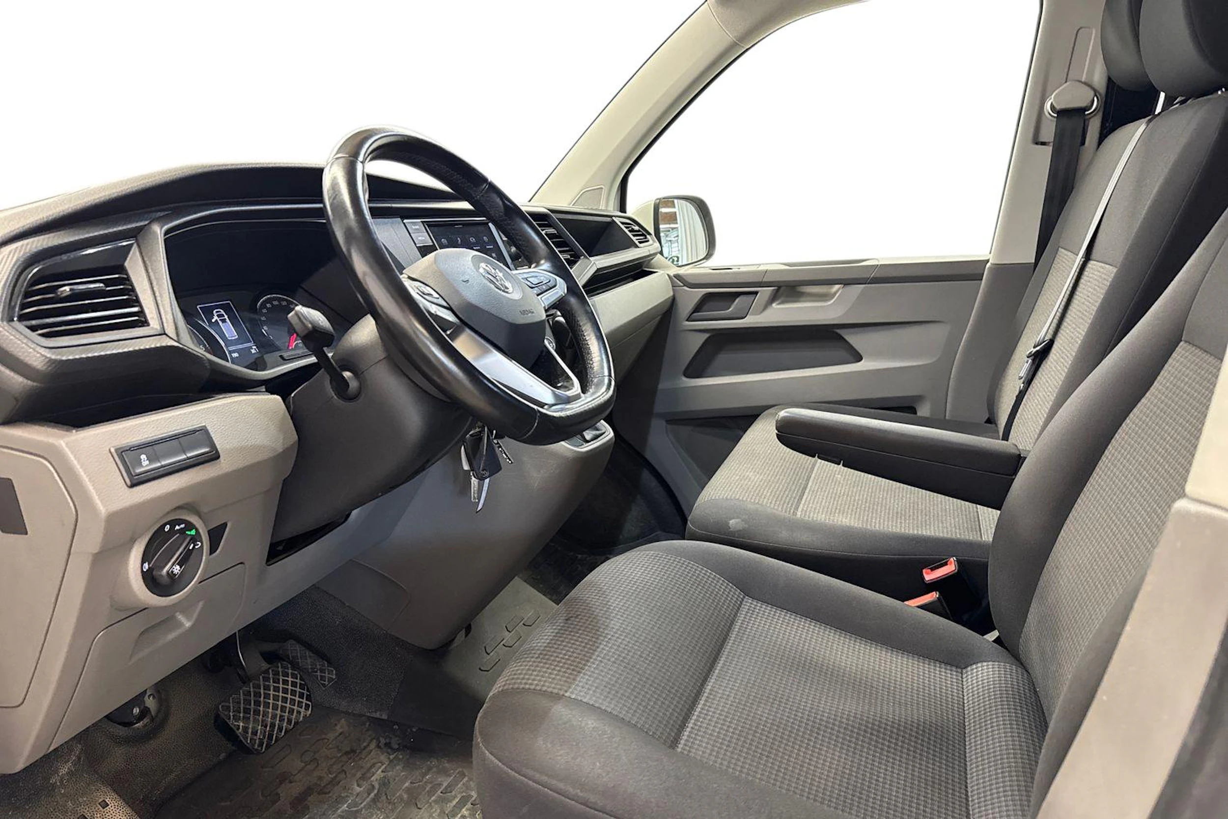 valkoinen Volkswagen Transporter 2020 kuva 3.
