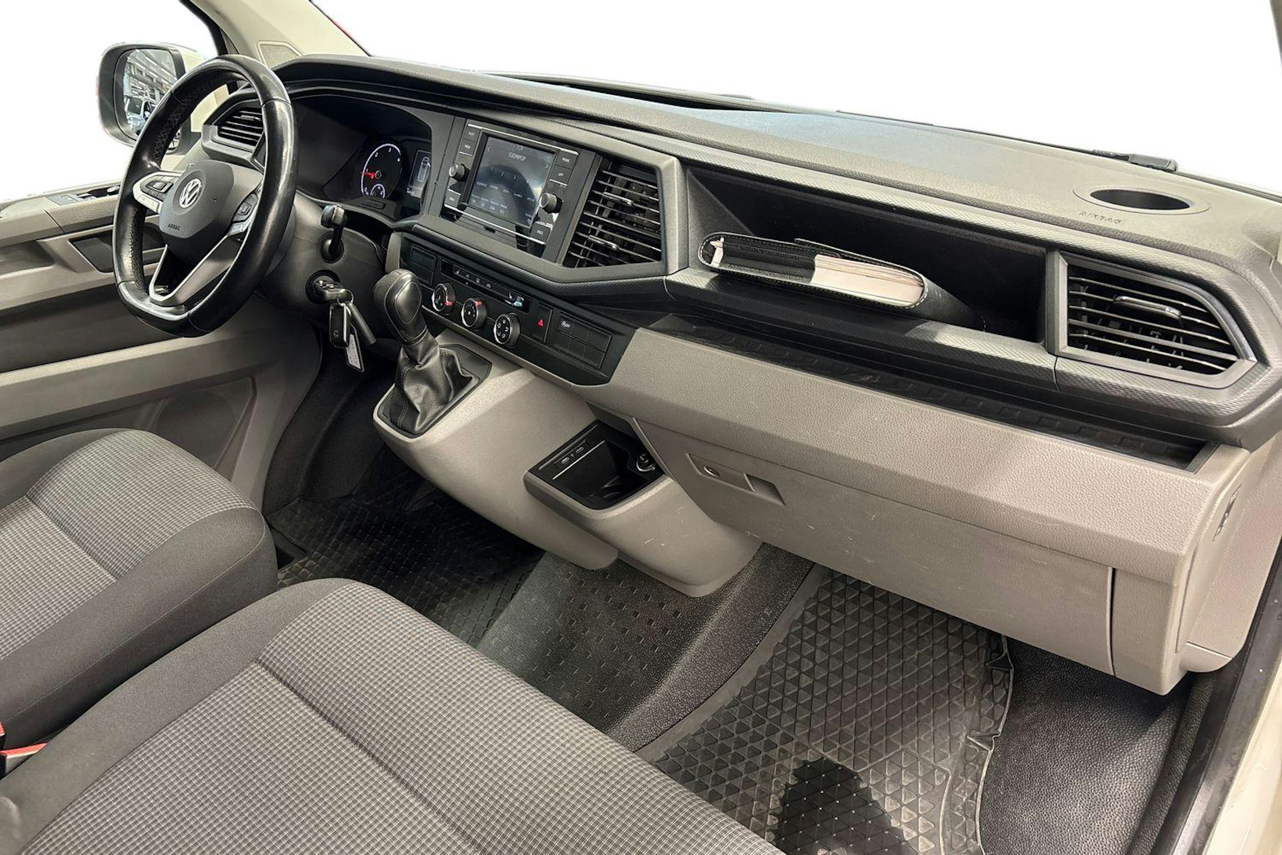 valkoinen Volkswagen Transporter 2020 kuva 9.