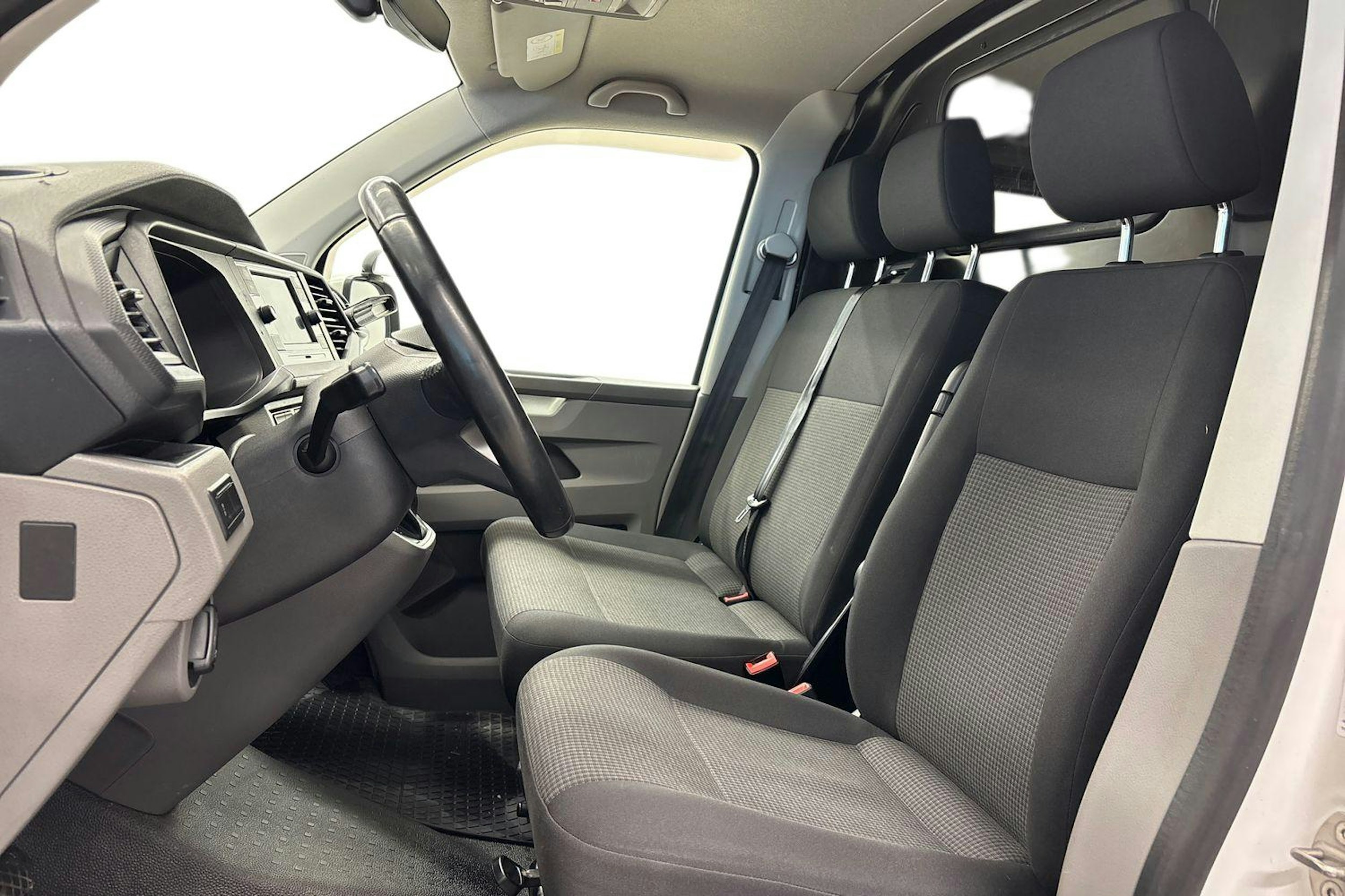 valkoinen Volkswagen Transporter 2020 kuva 10.