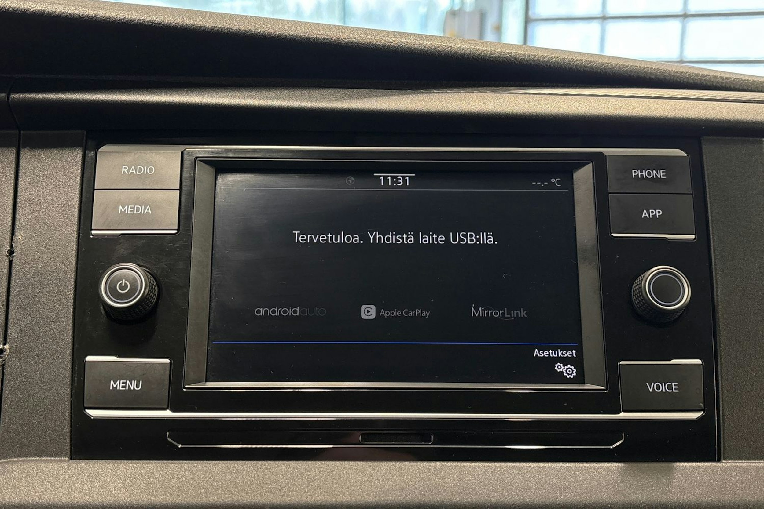 valkoinen Volkswagen Transporter 2020 kuva 19.