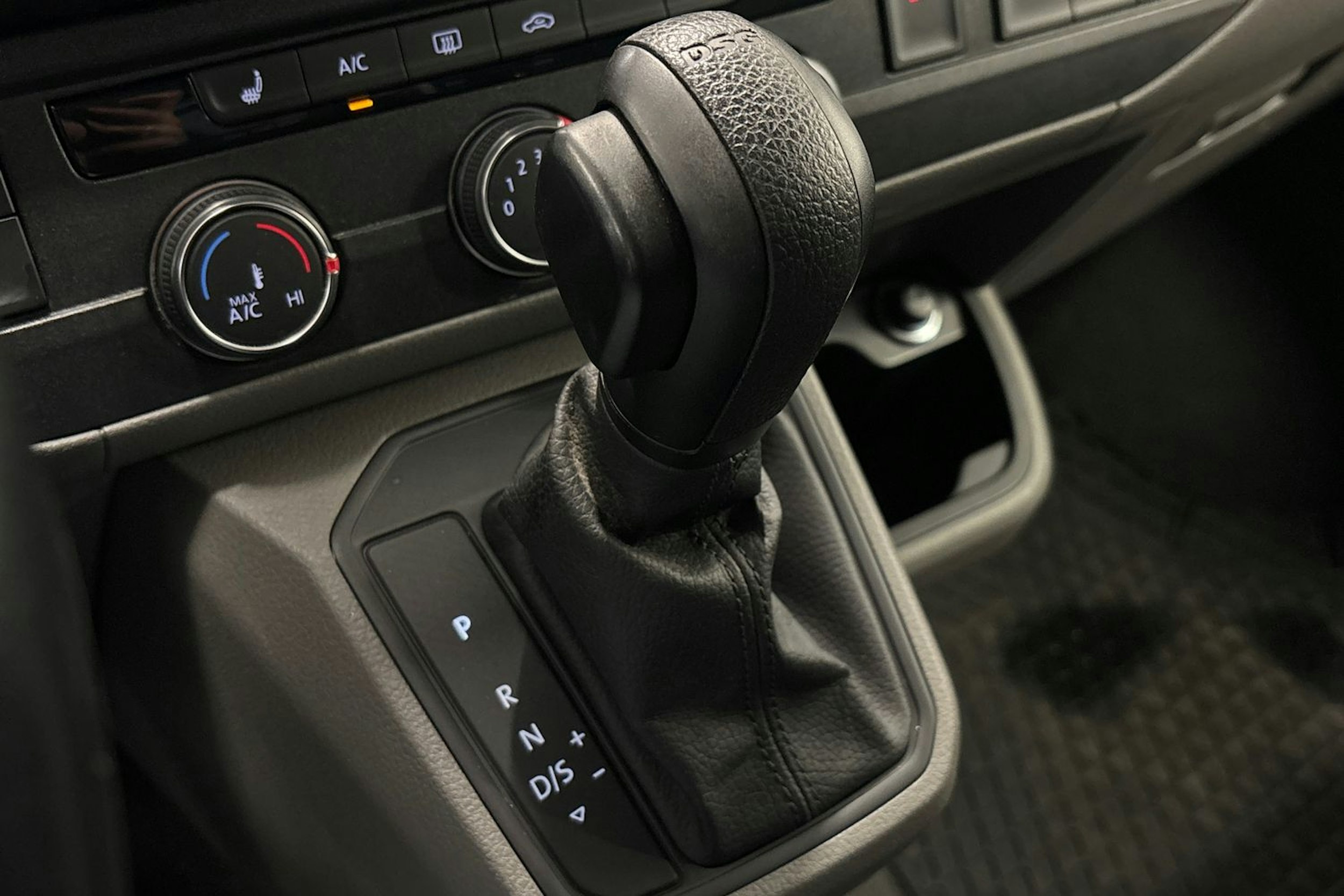 valkoinen Volkswagen Transporter 2020 kuva 21.