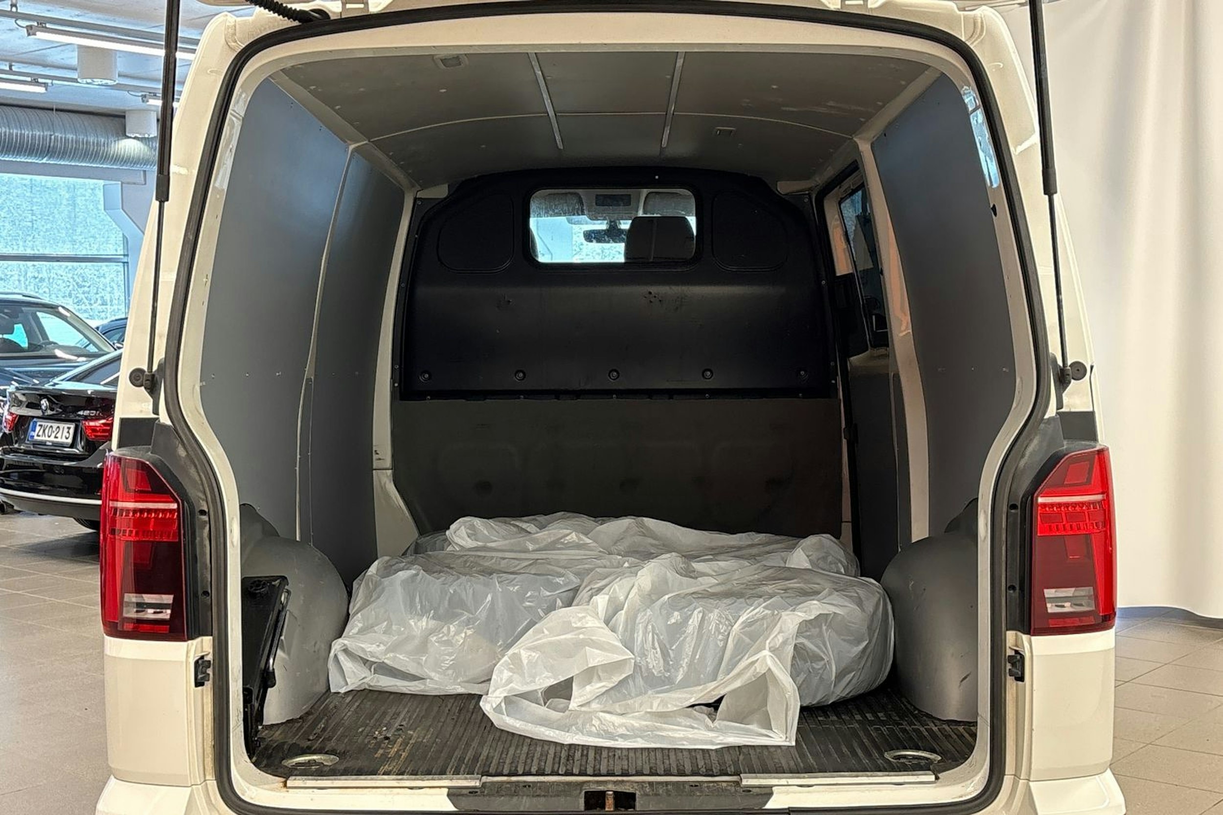 valkoinen Volkswagen Transporter 2020 kuva 22.