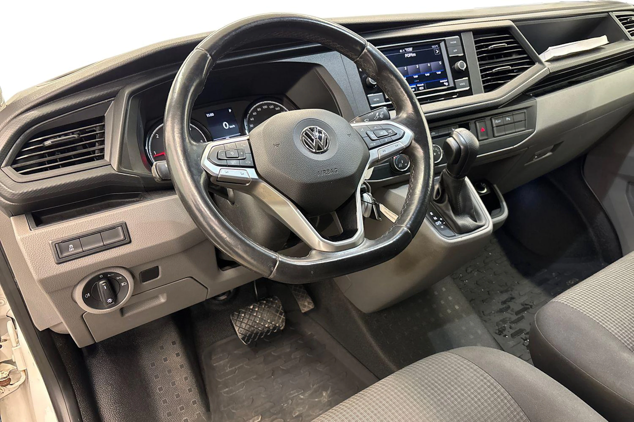valkoinen Volkswagen Transporter 2020 kuva 9.