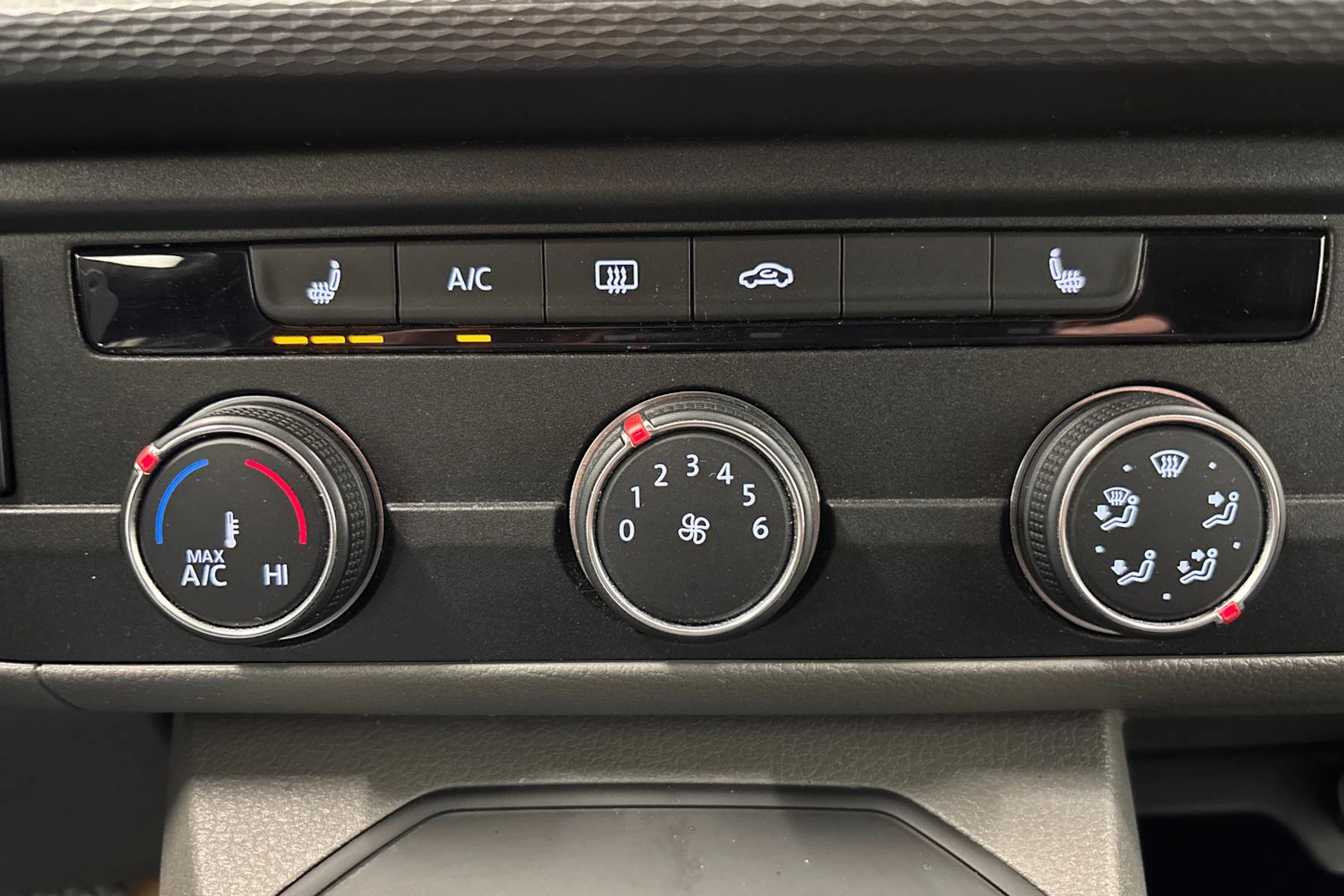 valkoinen Volkswagen Transporter 2020 kuva 18.