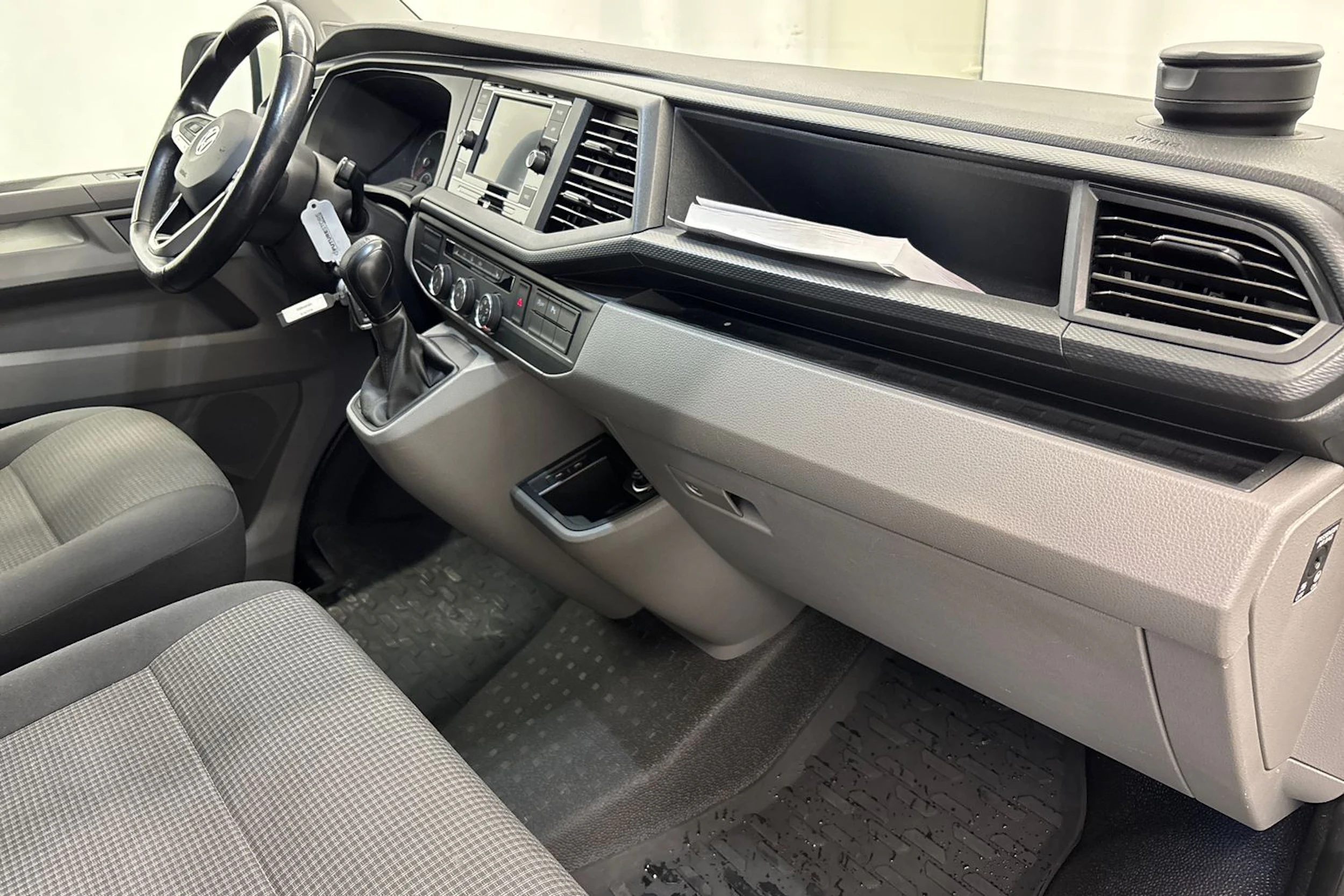 valkoinen Volkswagen Transporter 2020 kuva 22.