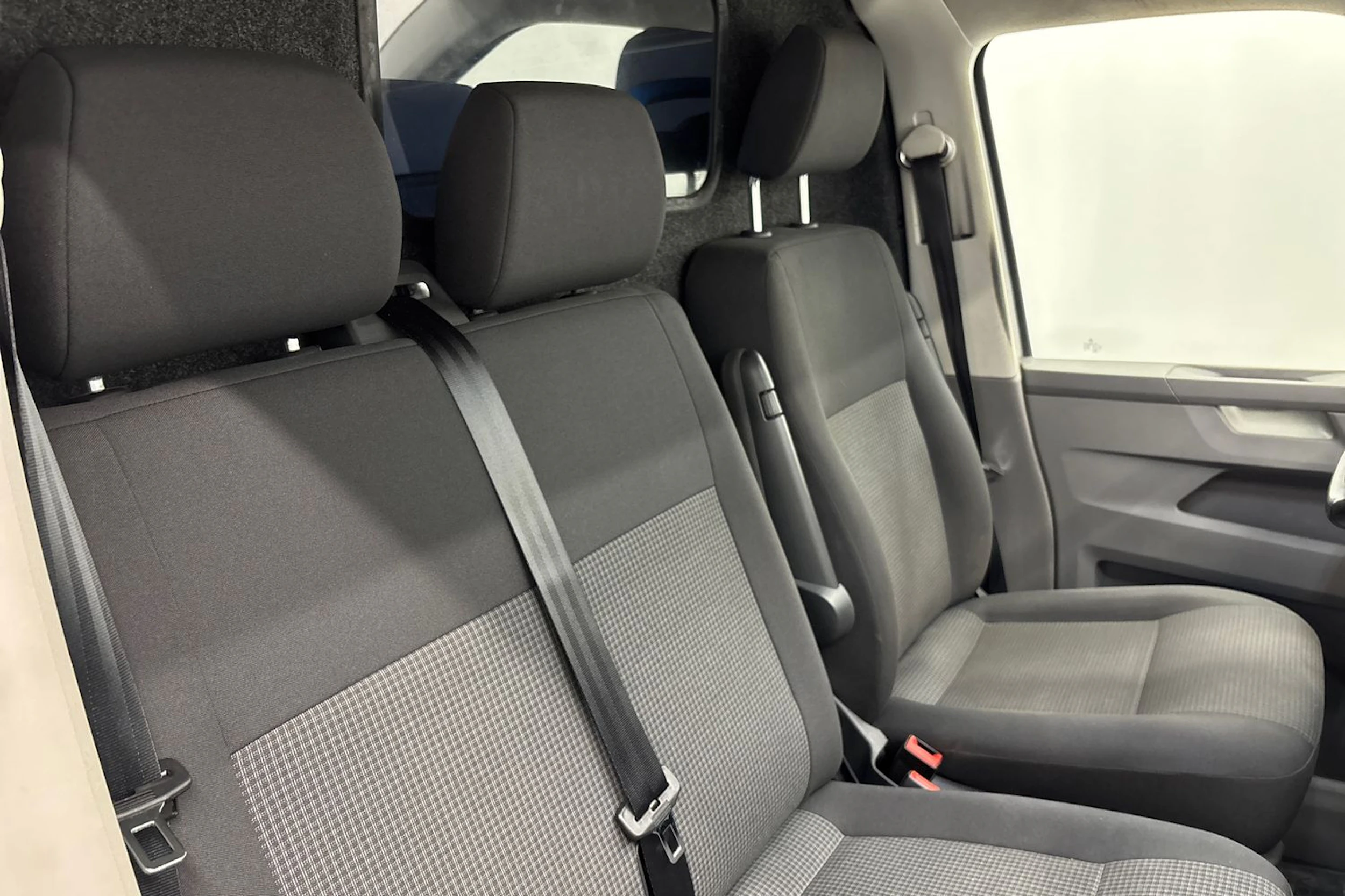 valkoinen Volkswagen Transporter 2020 kuva 23.