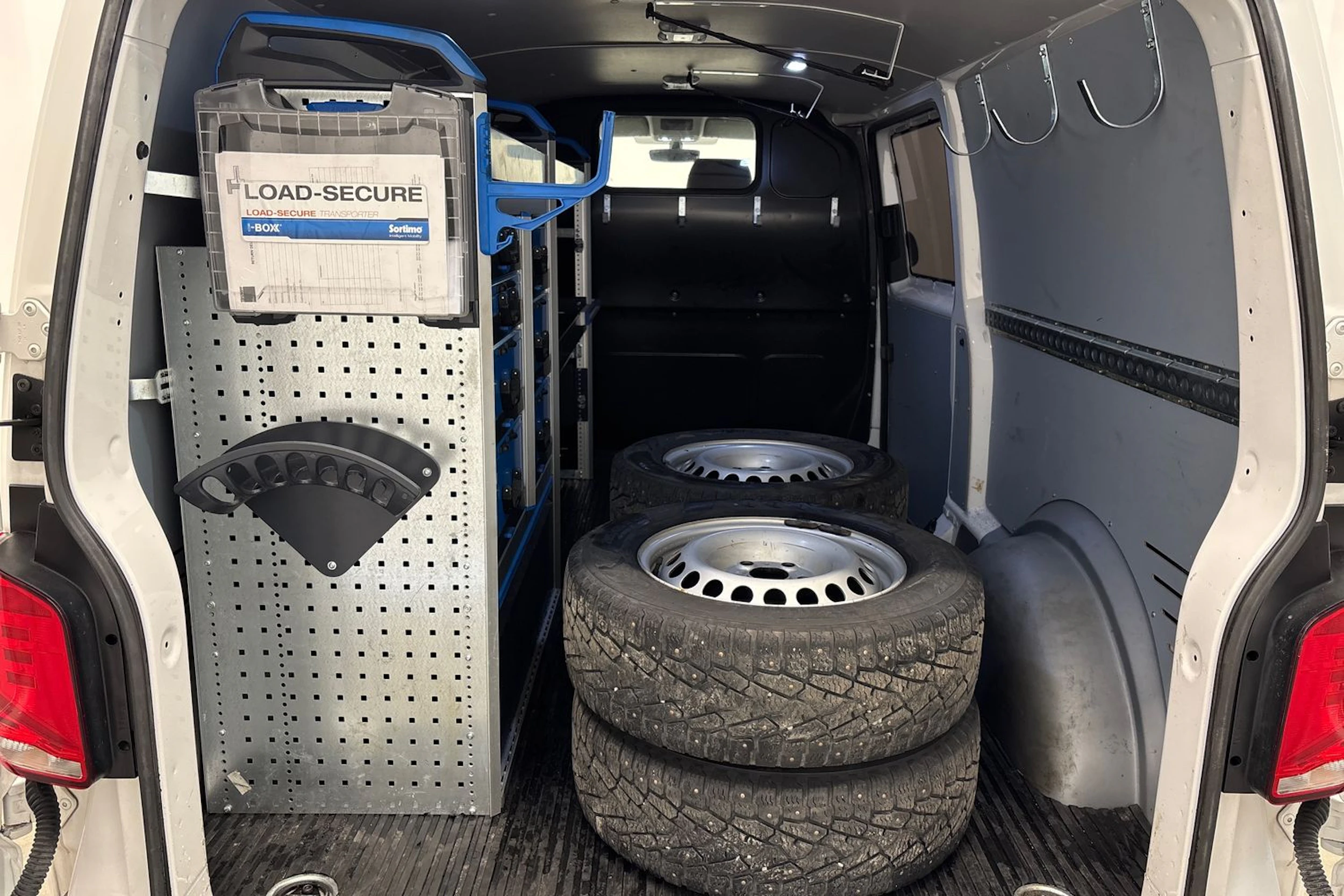 valkoinen Volkswagen Transporter 2020 kuva 26.