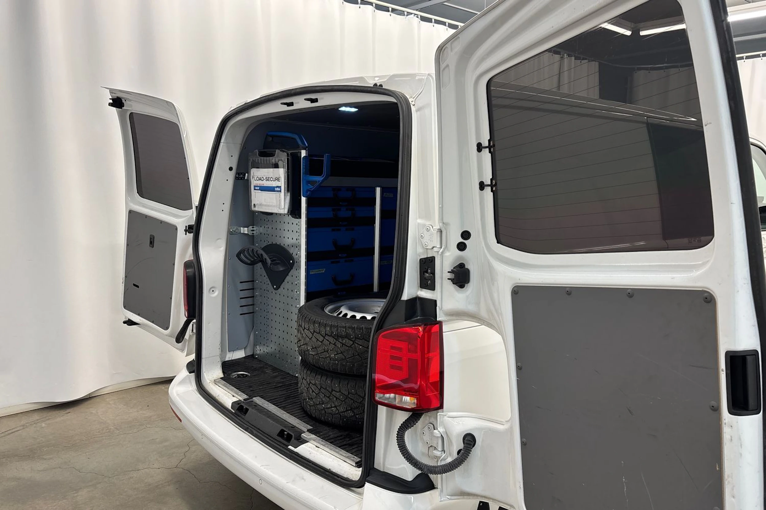 valkoinen Volkswagen Transporter 2020 kuva 27.