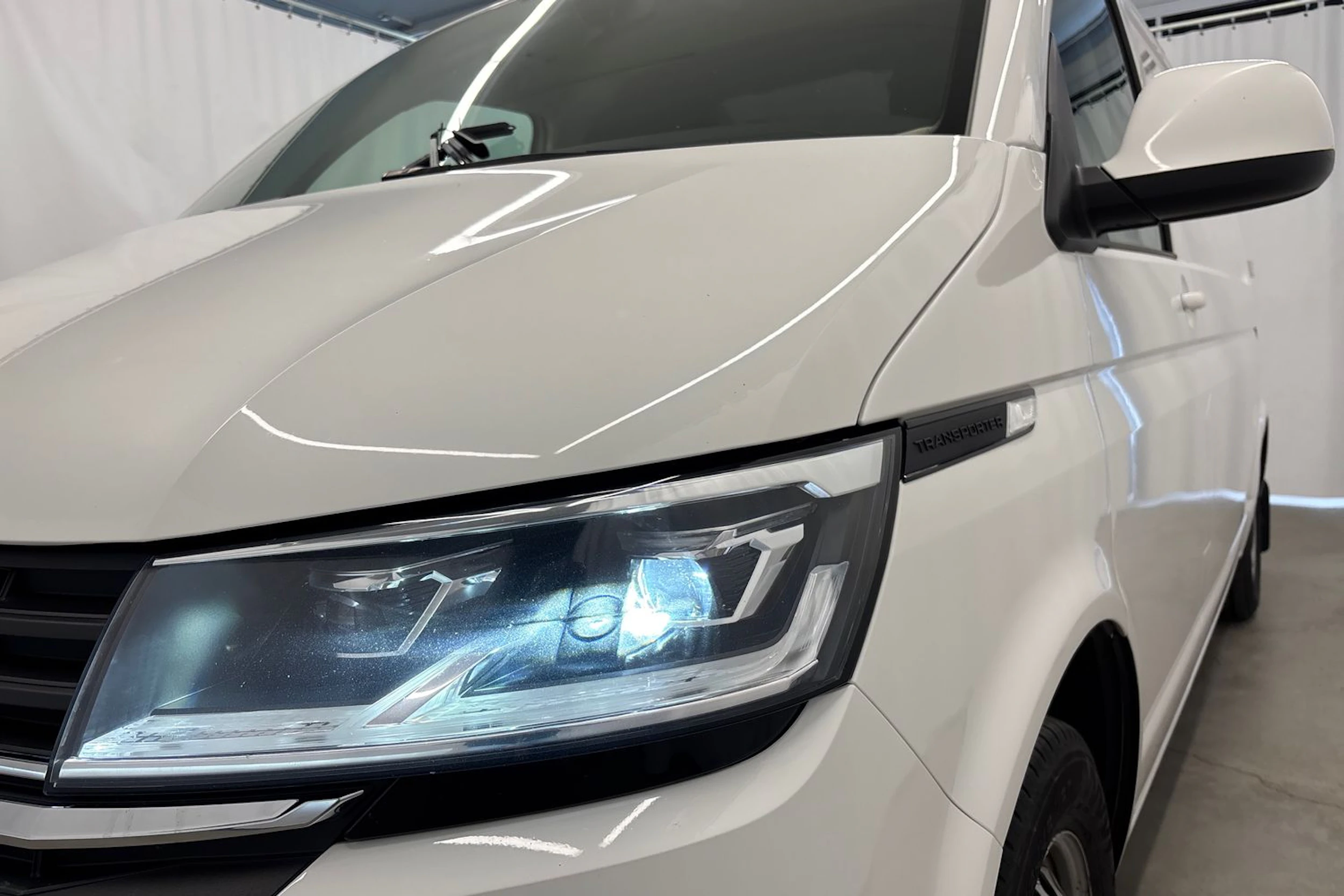 valkoinen Volkswagen Transporter 2020 kuva 29.
