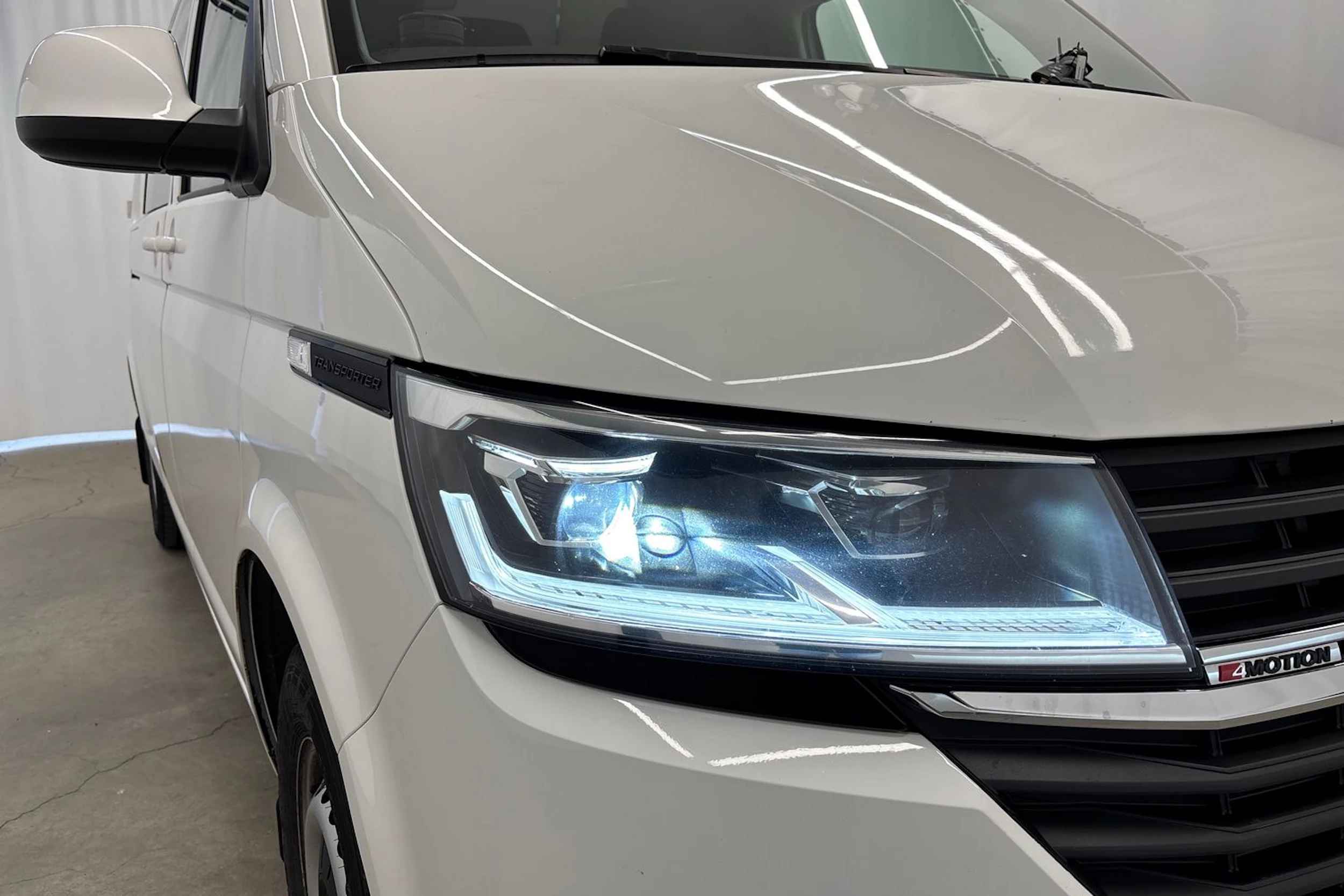 valkoinen Volkswagen Transporter 2020 kuva 30.