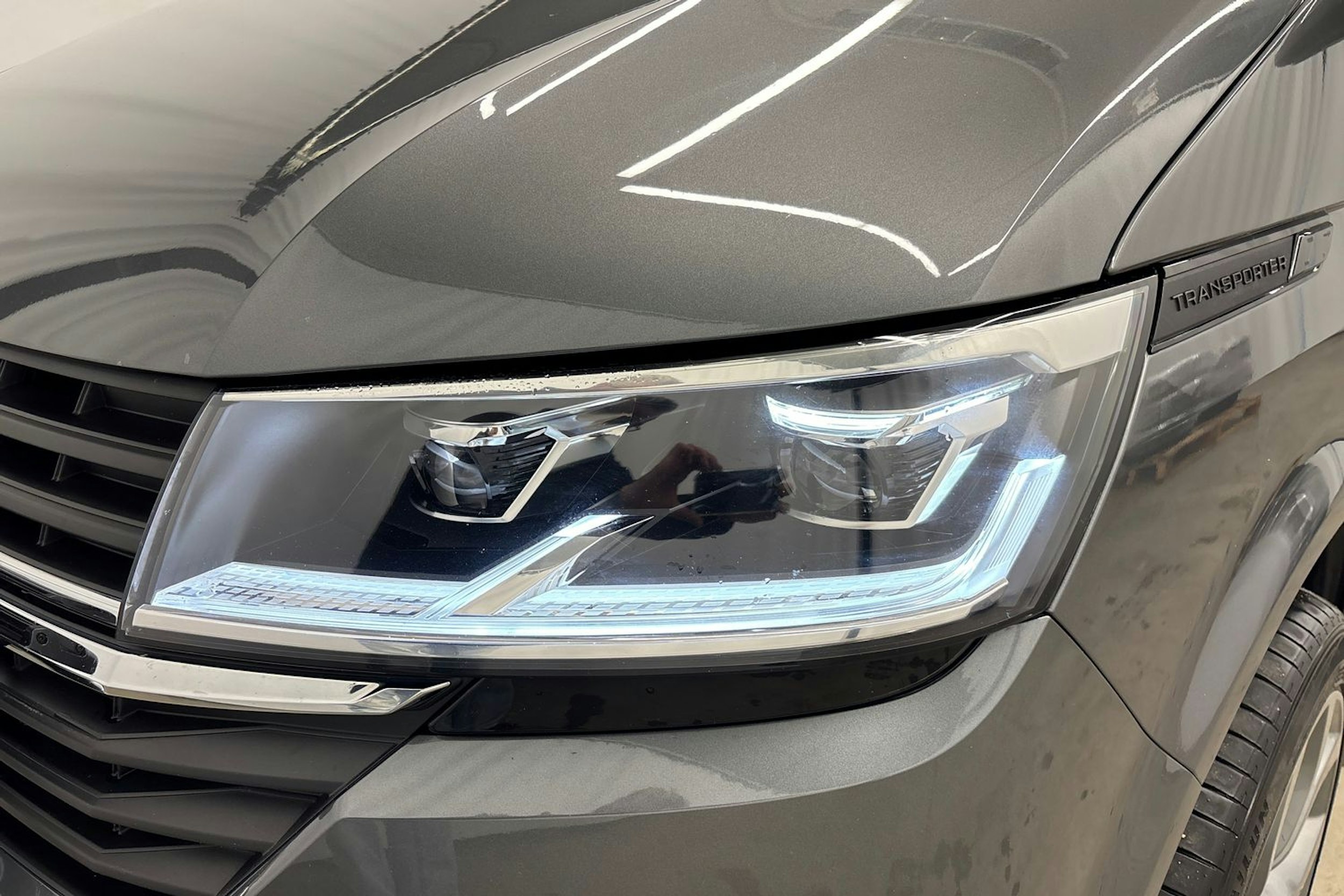 Harmaa Volkswagen Transporter 2020 kuva 16.