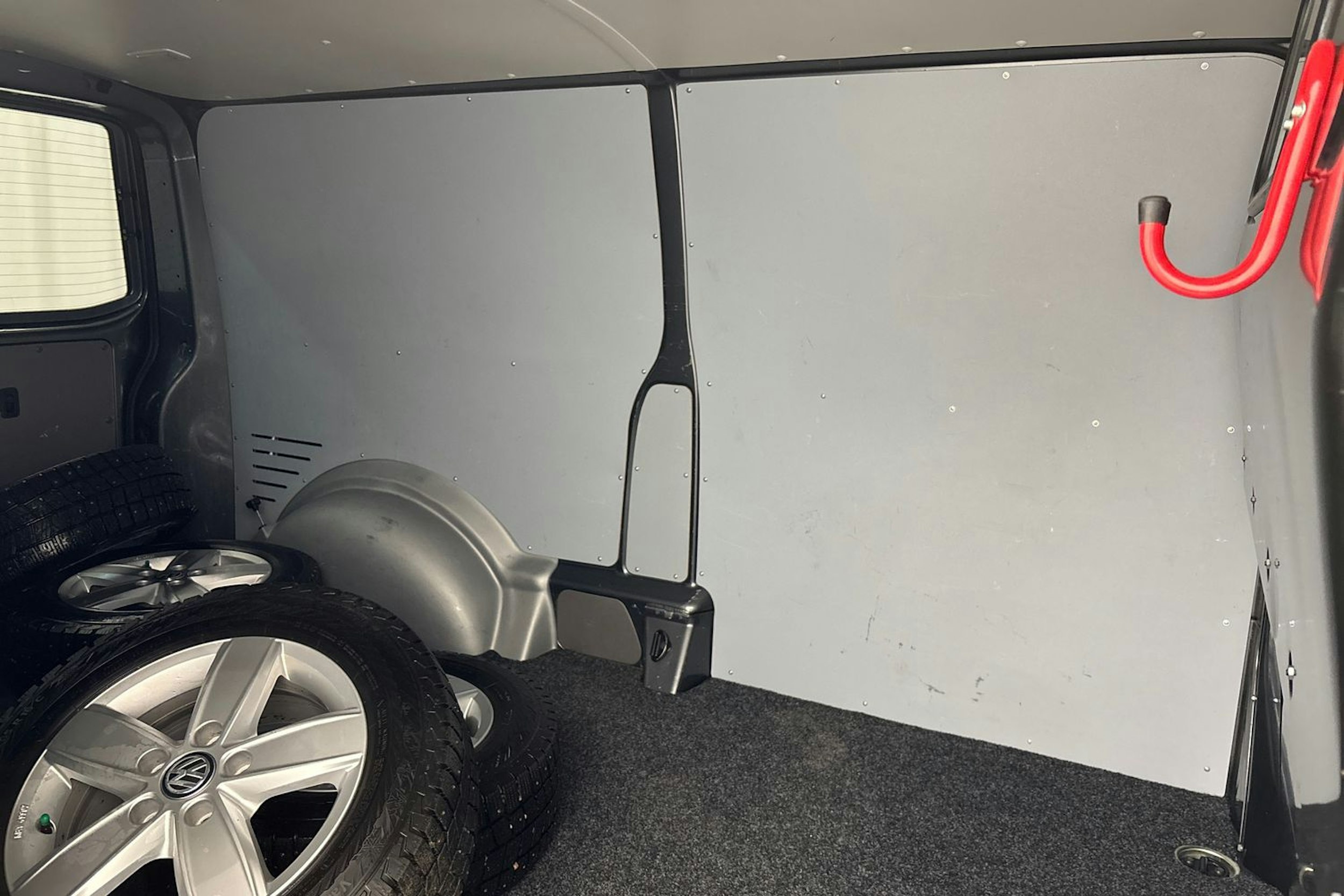 Harmaa Volkswagen Transporter 2020 kuva 17.
