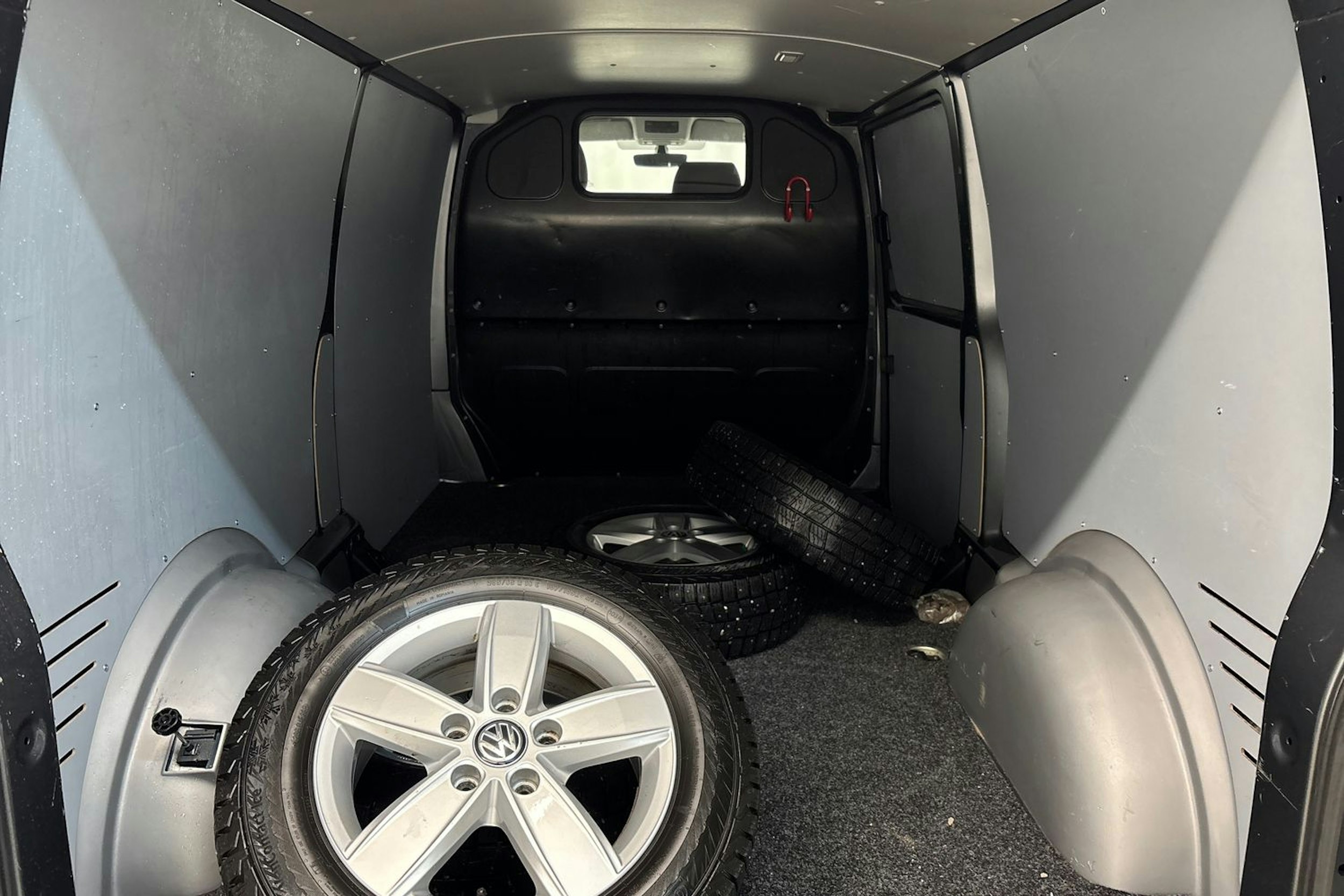 Harmaa Volkswagen Transporter 2020 kuva 19.