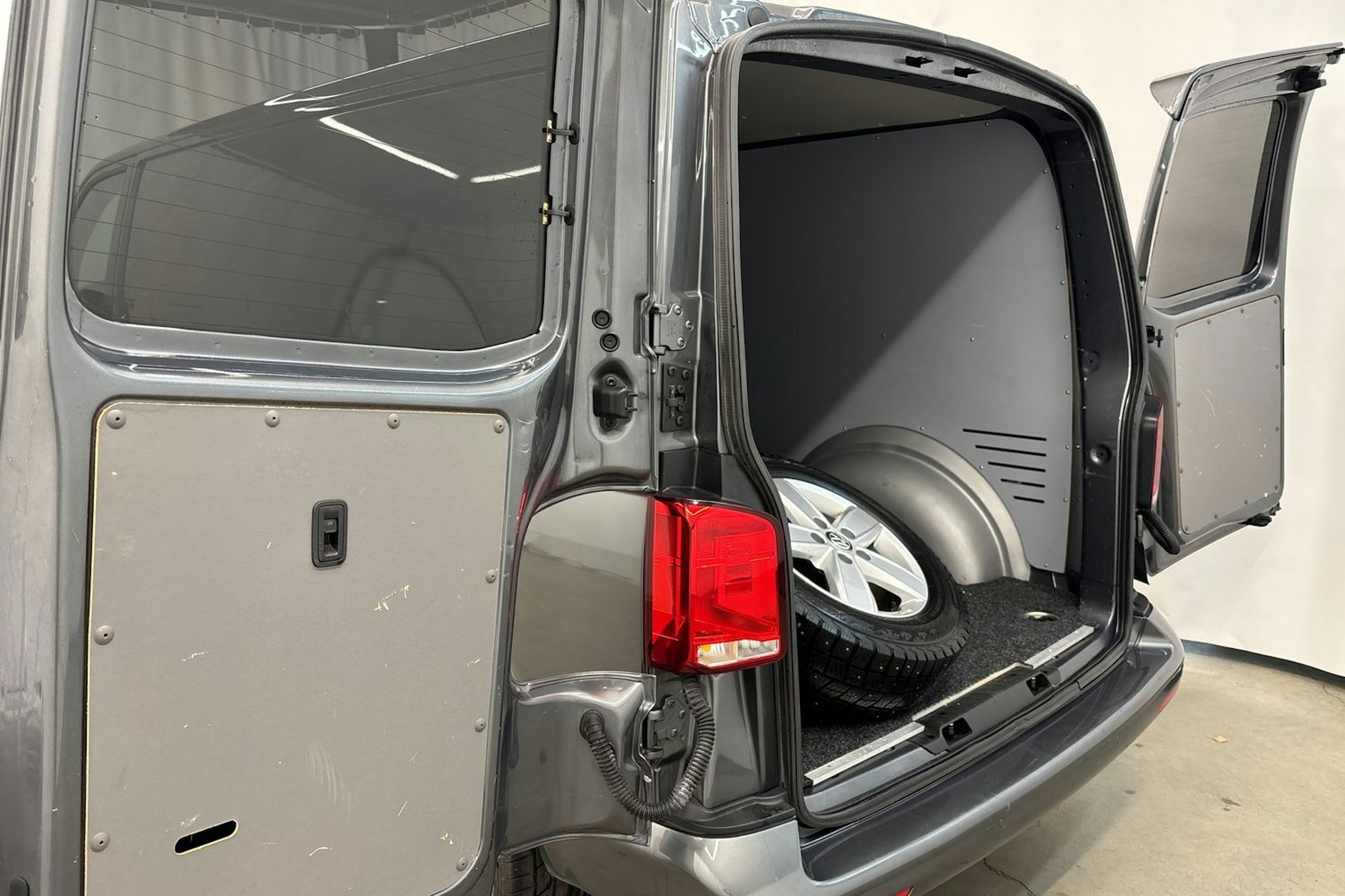 Harmaa Volkswagen Transporter 2020 kuva 20.