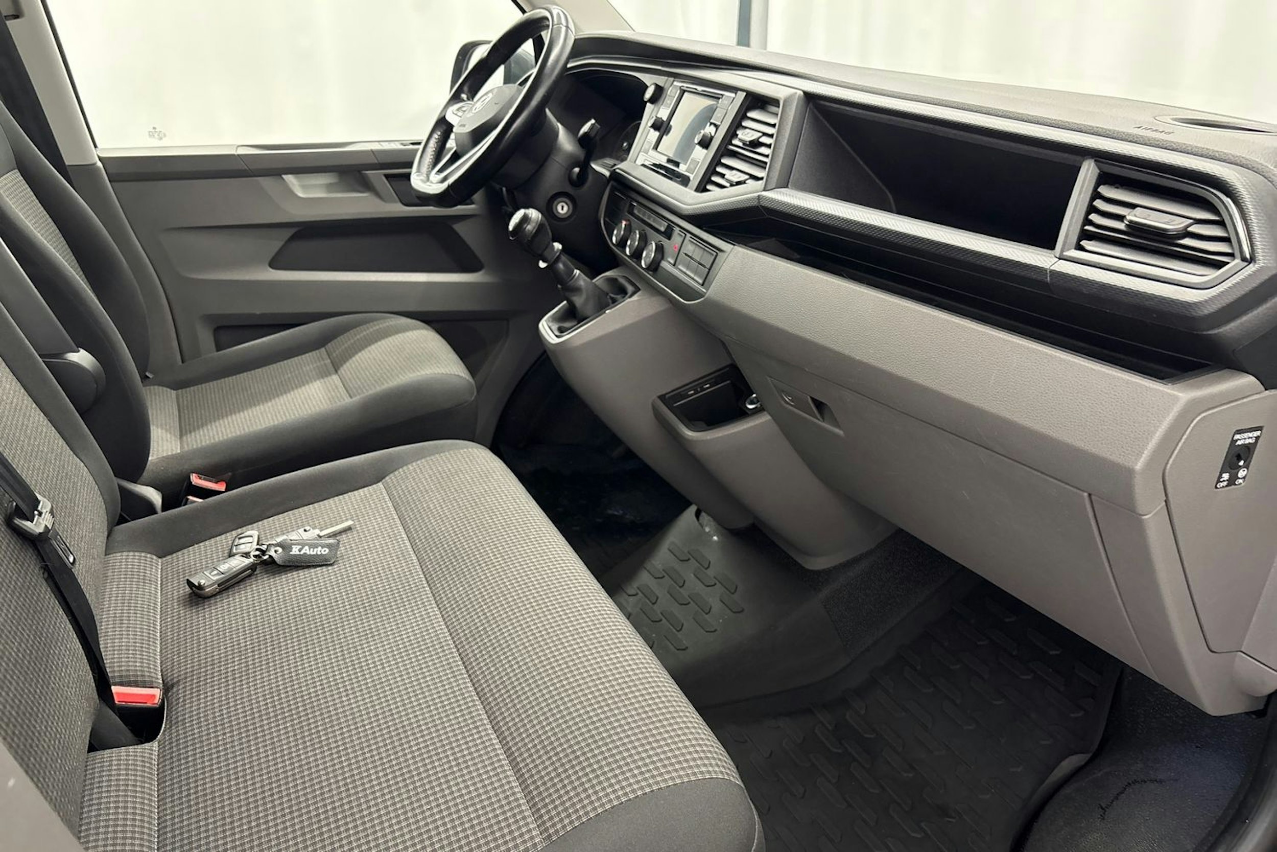 Harmaa Volkswagen Transporter 2020 kuva 21.
