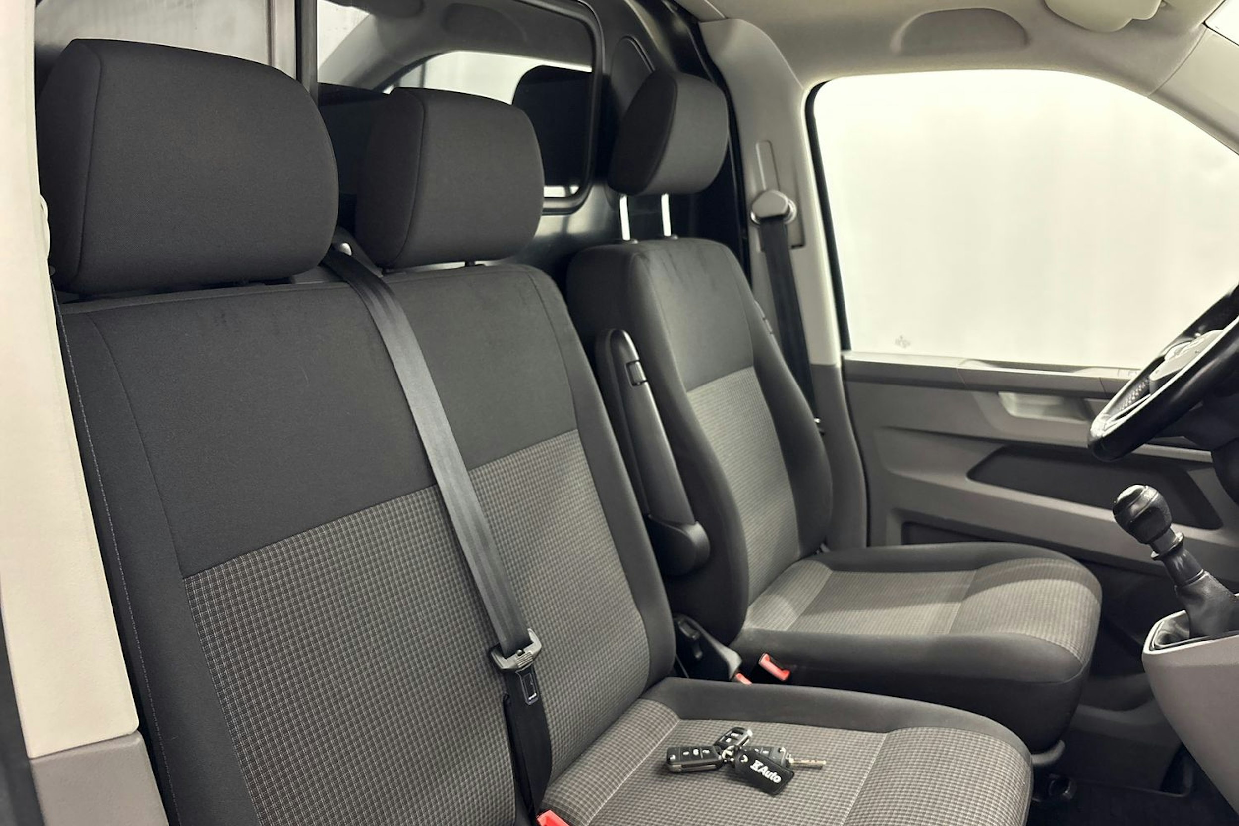 Harmaa Volkswagen Transporter 2020 kuva 22.