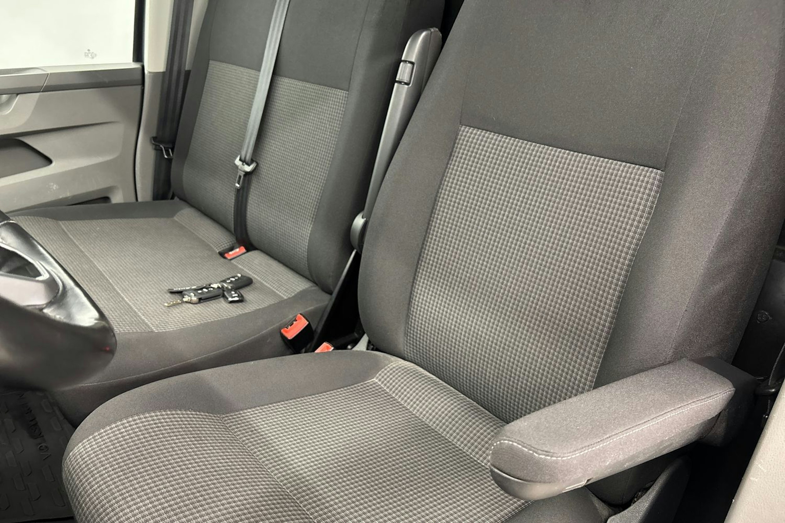 Harmaa Volkswagen Transporter 2020 kuva 23.