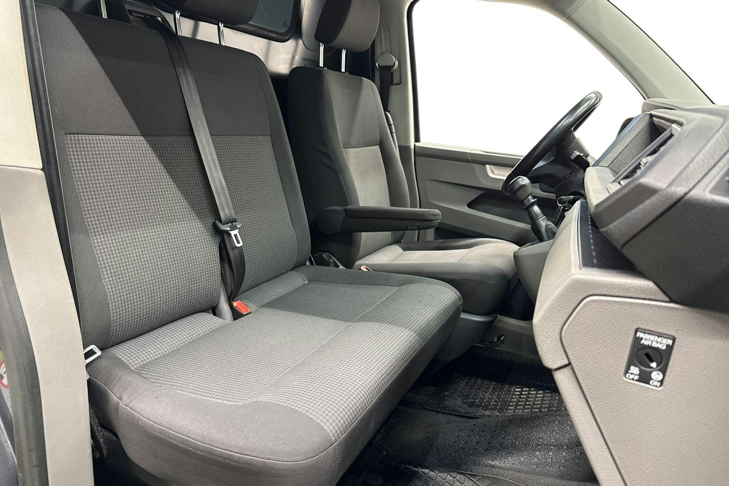 harmaa Volkswagen Transporter 2020 kuva 11.